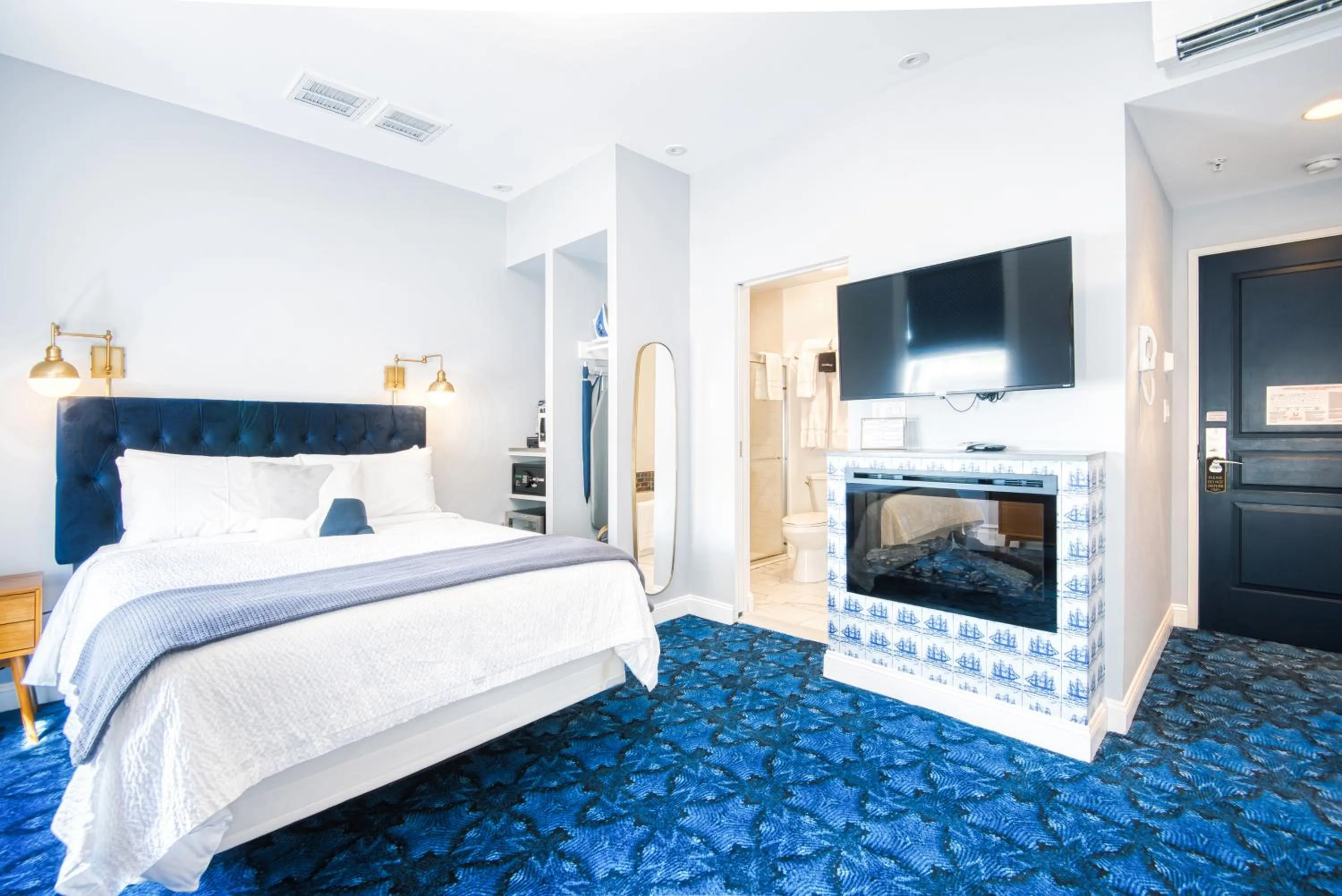 Photo of the whole room, Bed in The Hudson Whaler