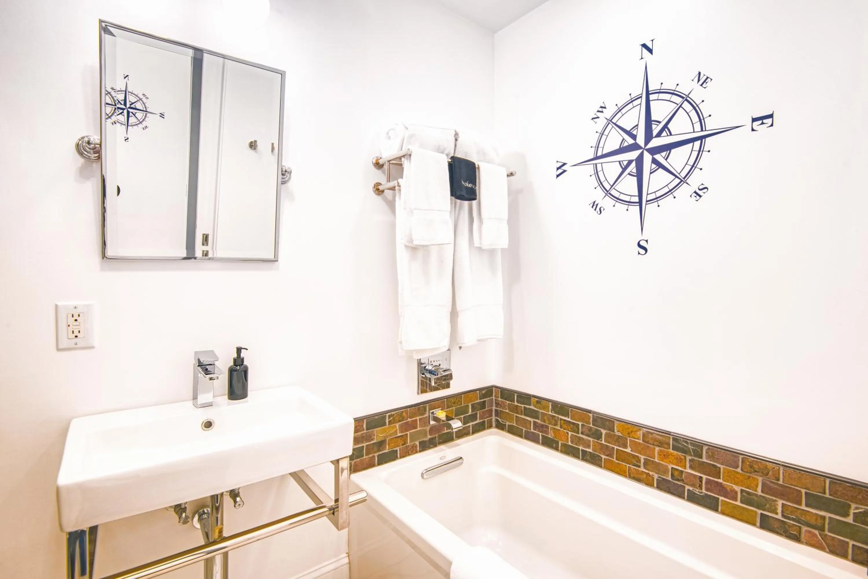 Bathroom in The Hudson Whaler