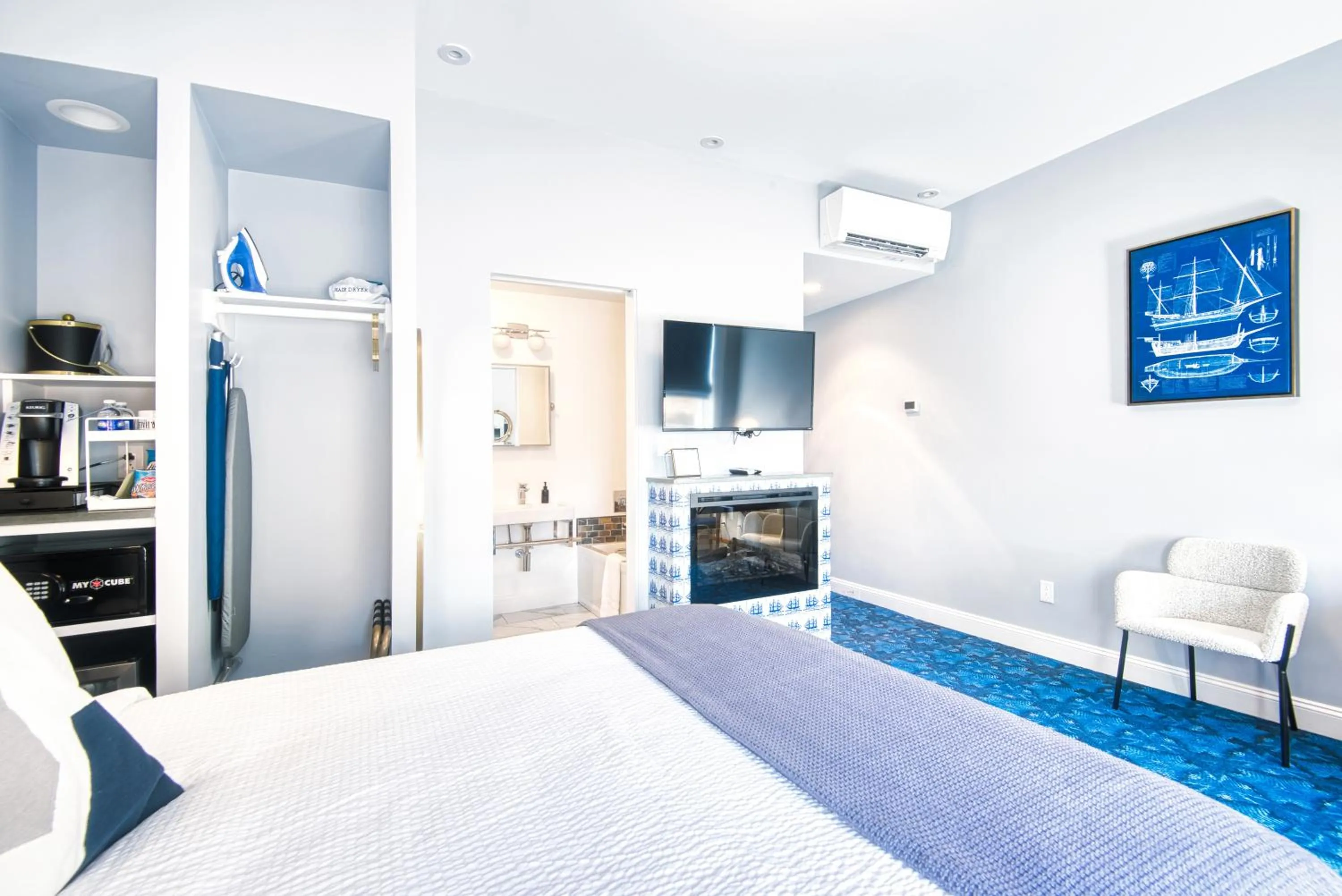 Photo of the whole room, Bed in The Hudson Whaler