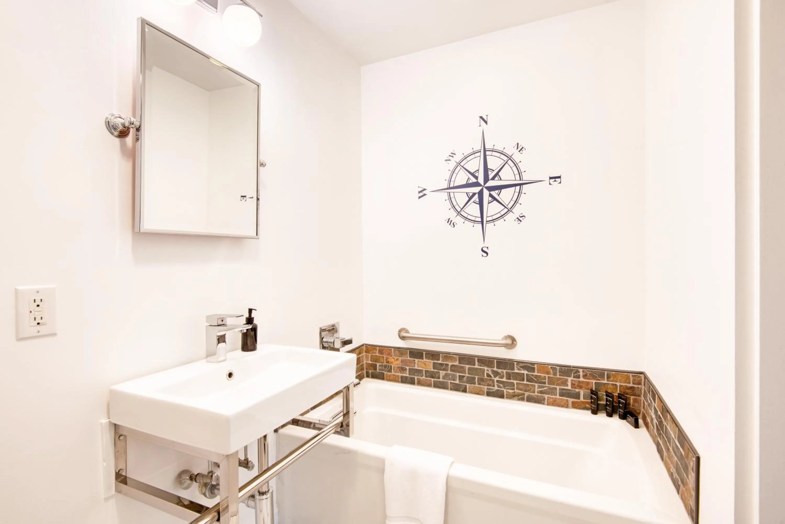 Bathroom in The Hudson Whaler