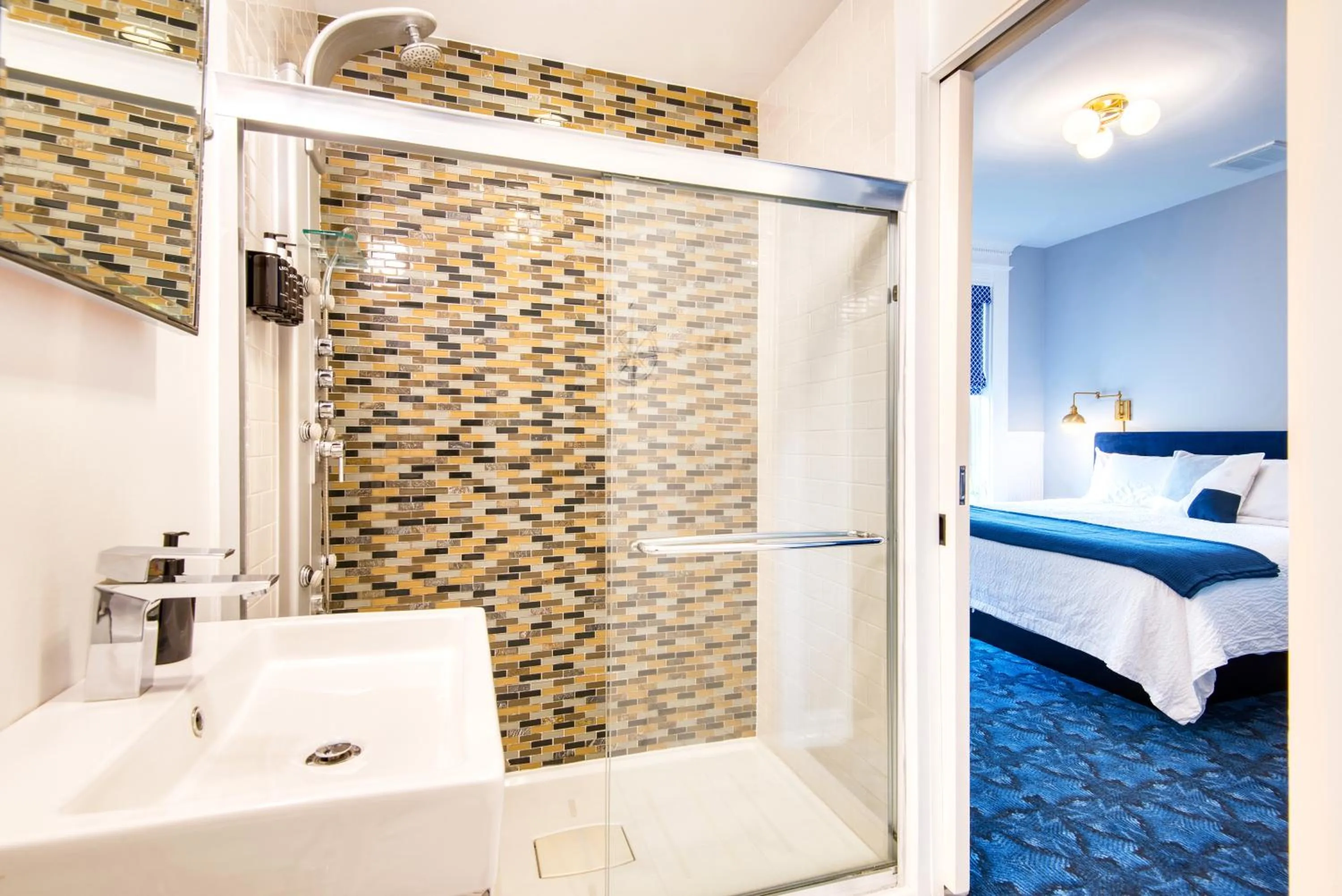 Shower, Bed in The Hudson Whaler