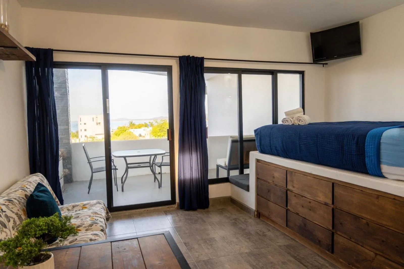 Casa Arrecife - Dorado Suite, Fast Wifi & Balcony! Beach is steps away!