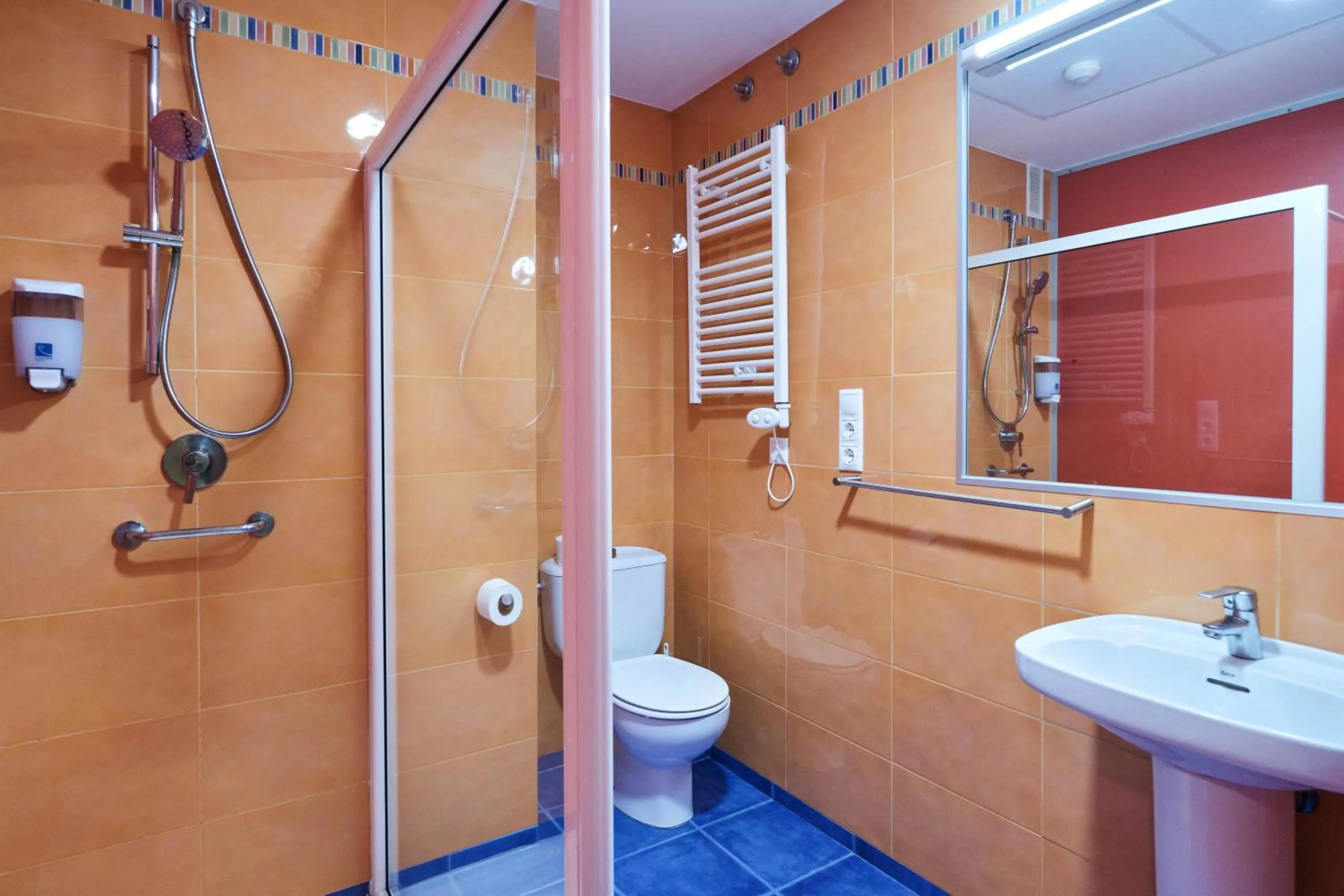 Shower in Loop INN Hostel Santiago de Compostela