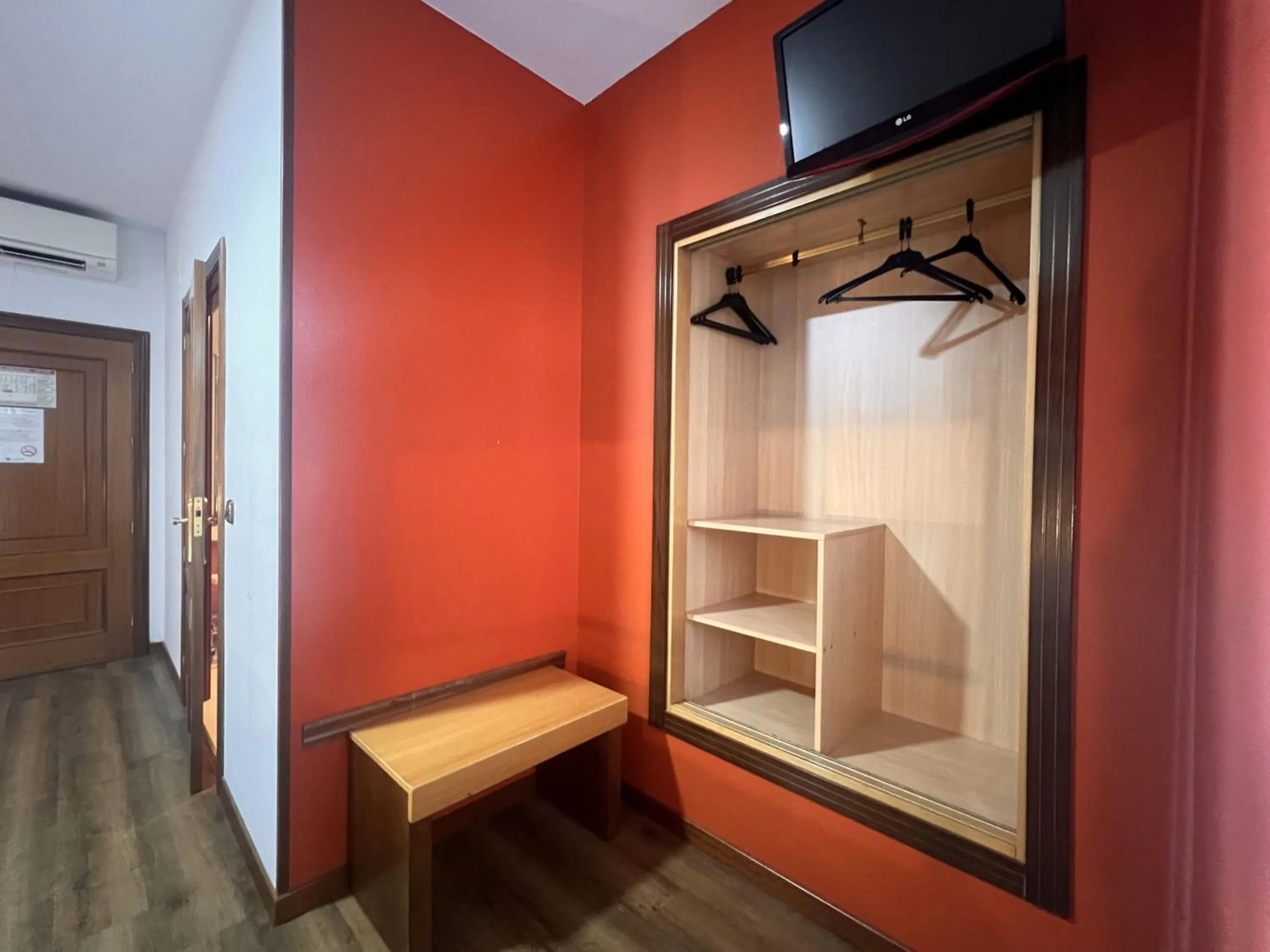 TV and multimedia in Loop INN Hostel Santiago de Compostela