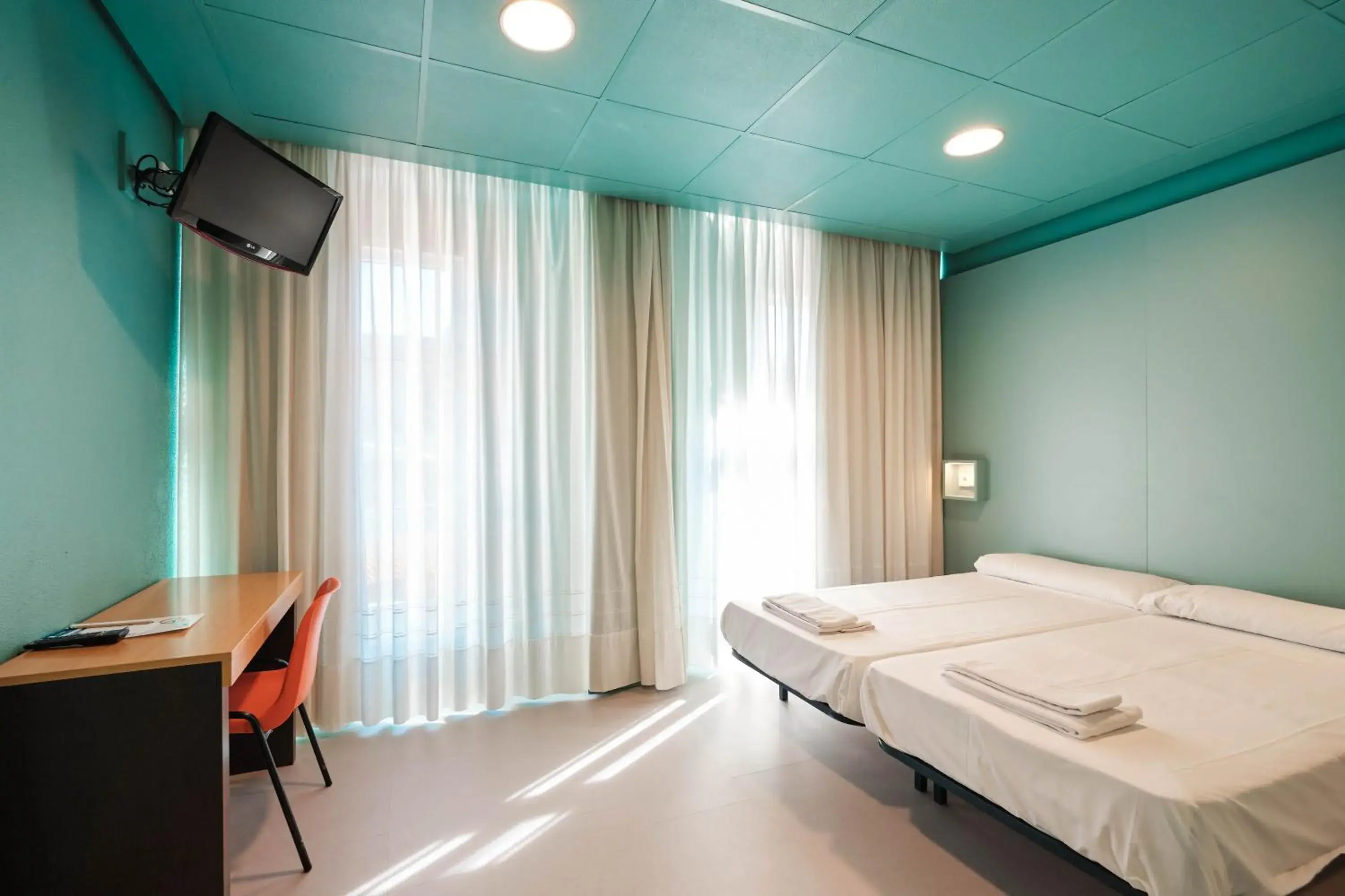 Family Room with Bathroom in Loop INN Hostel Santiago de Compostela Family Room with Bathroom in Loop INN Hostel Santiago de Compostela