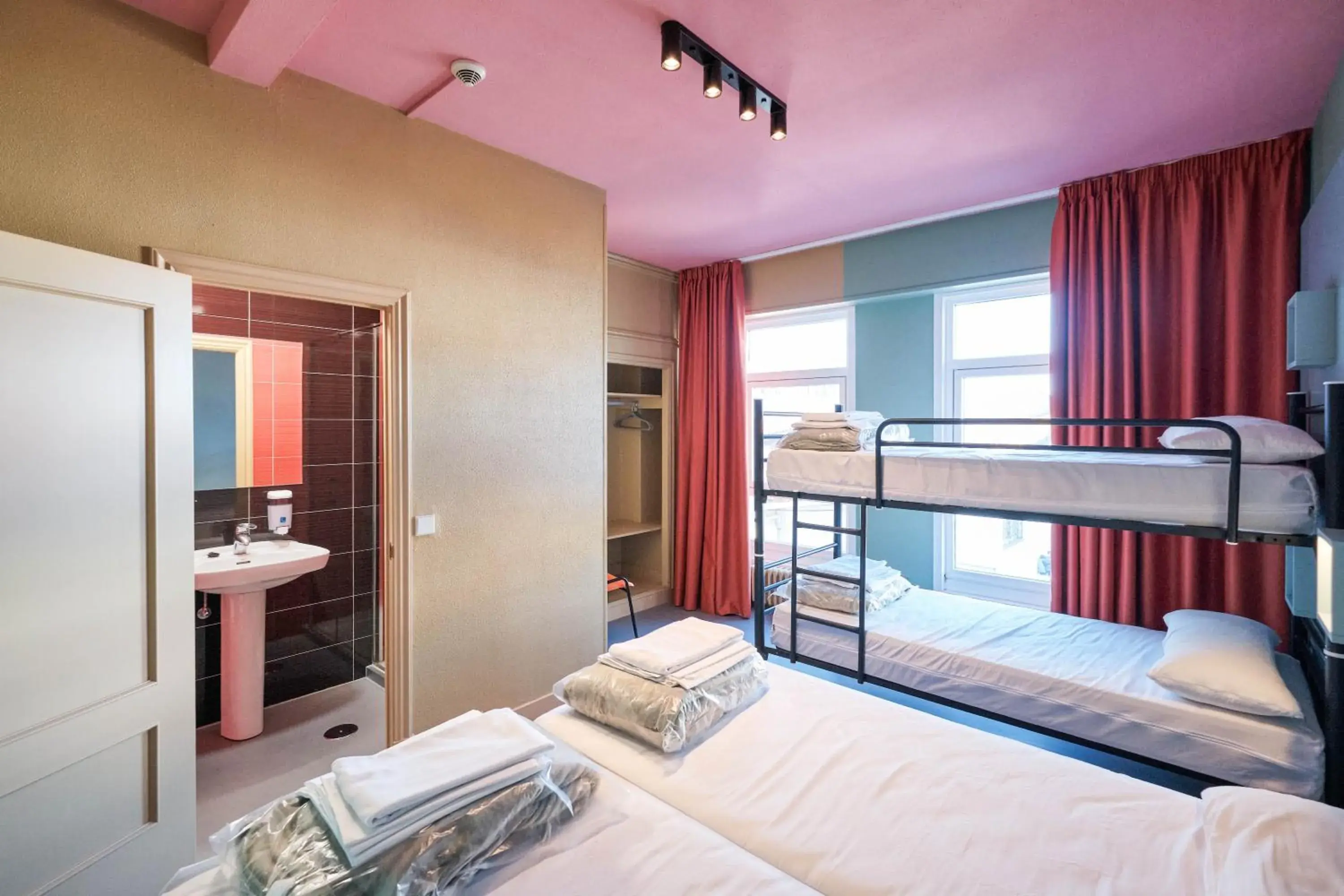 Family Room with Private Bathroom in Loop INN Hostel Santiago de Compostela Family Room with Private Bathroom in Loop INN Hostel Santiago de Compostela