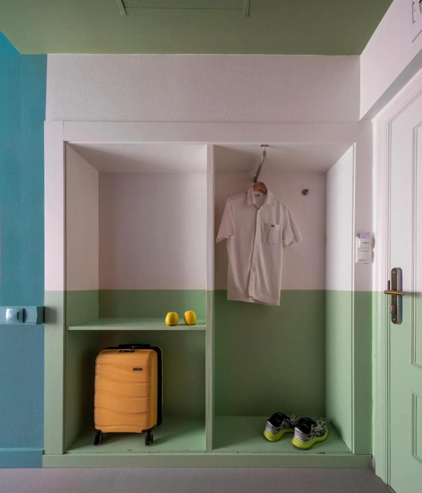 wardrobe in Loop INN Hostel Santiago de Compostela