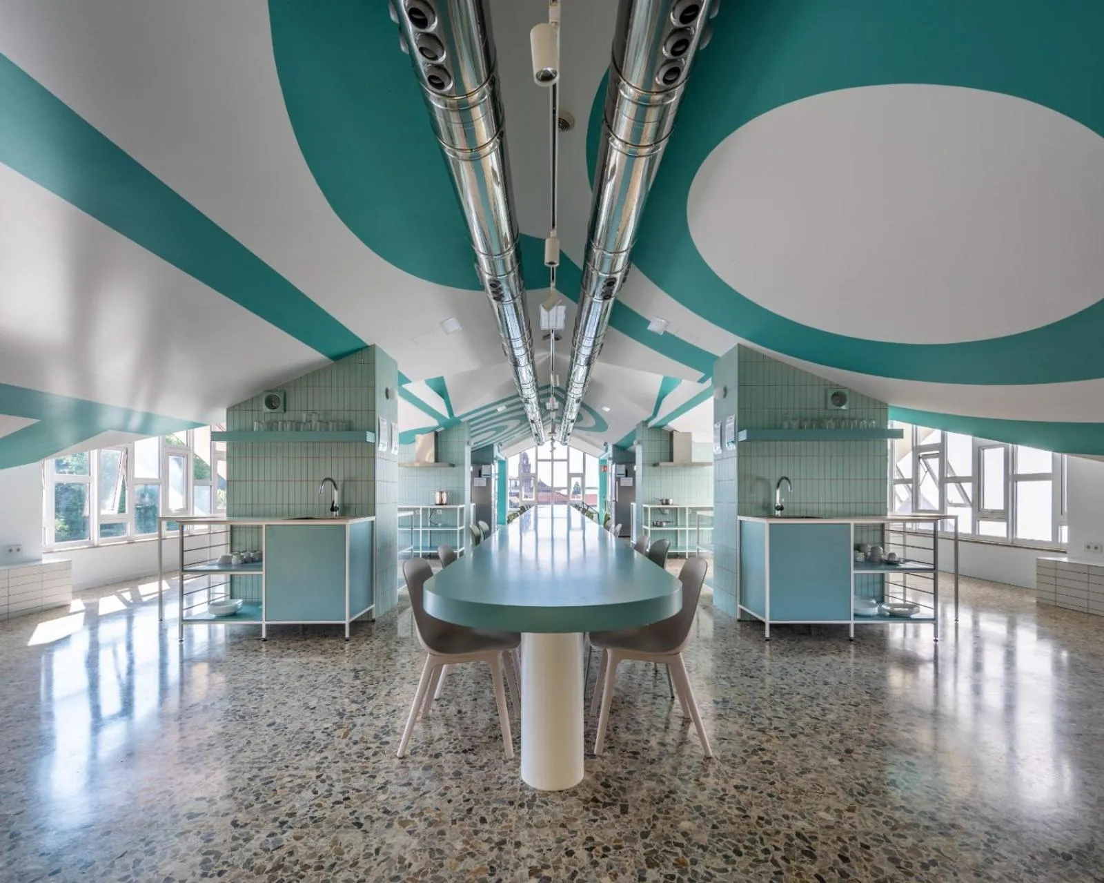 Dining area in Loop INN Hostel Santiago de Compostela