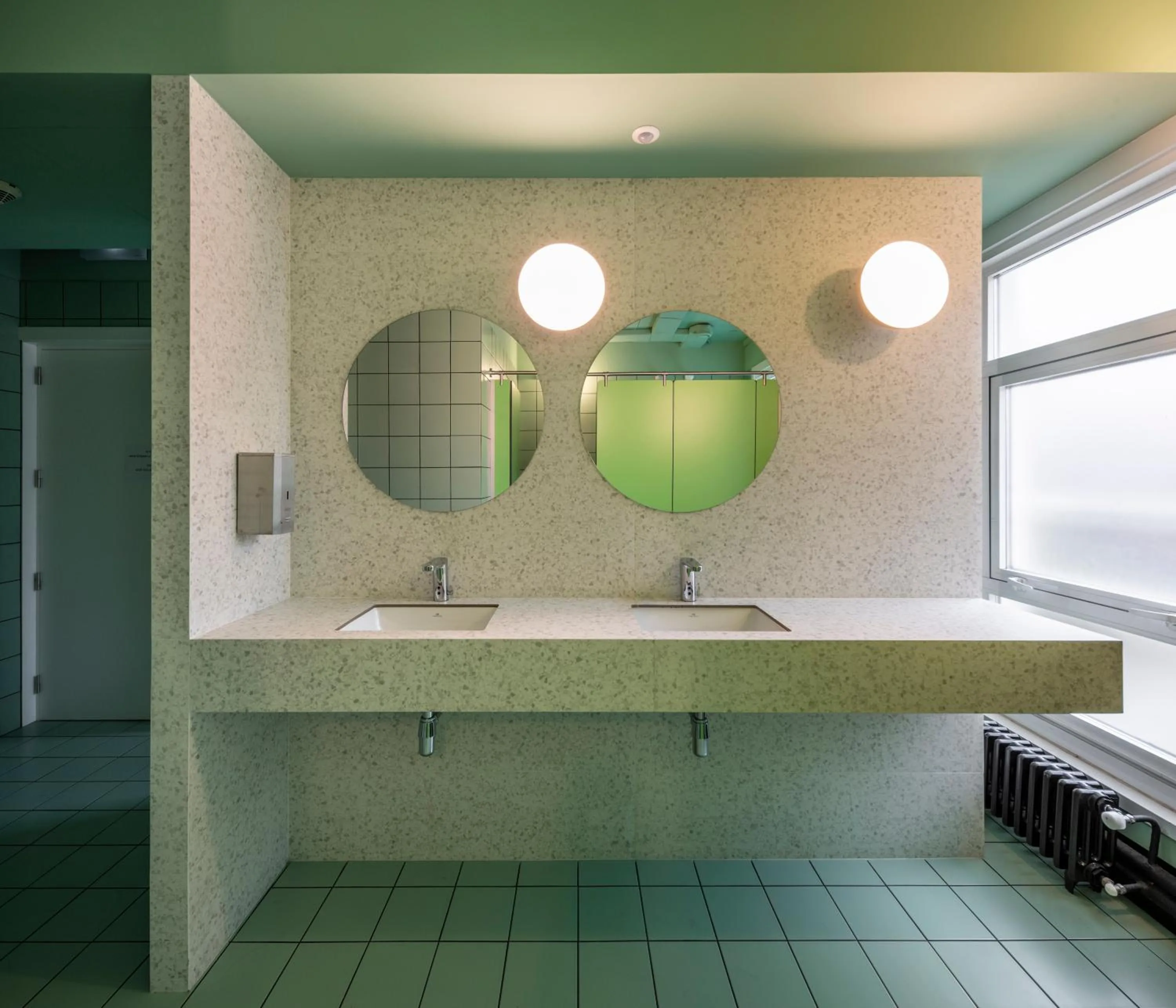 Public Bath in Loop INN Hostel Santiago de Compostela