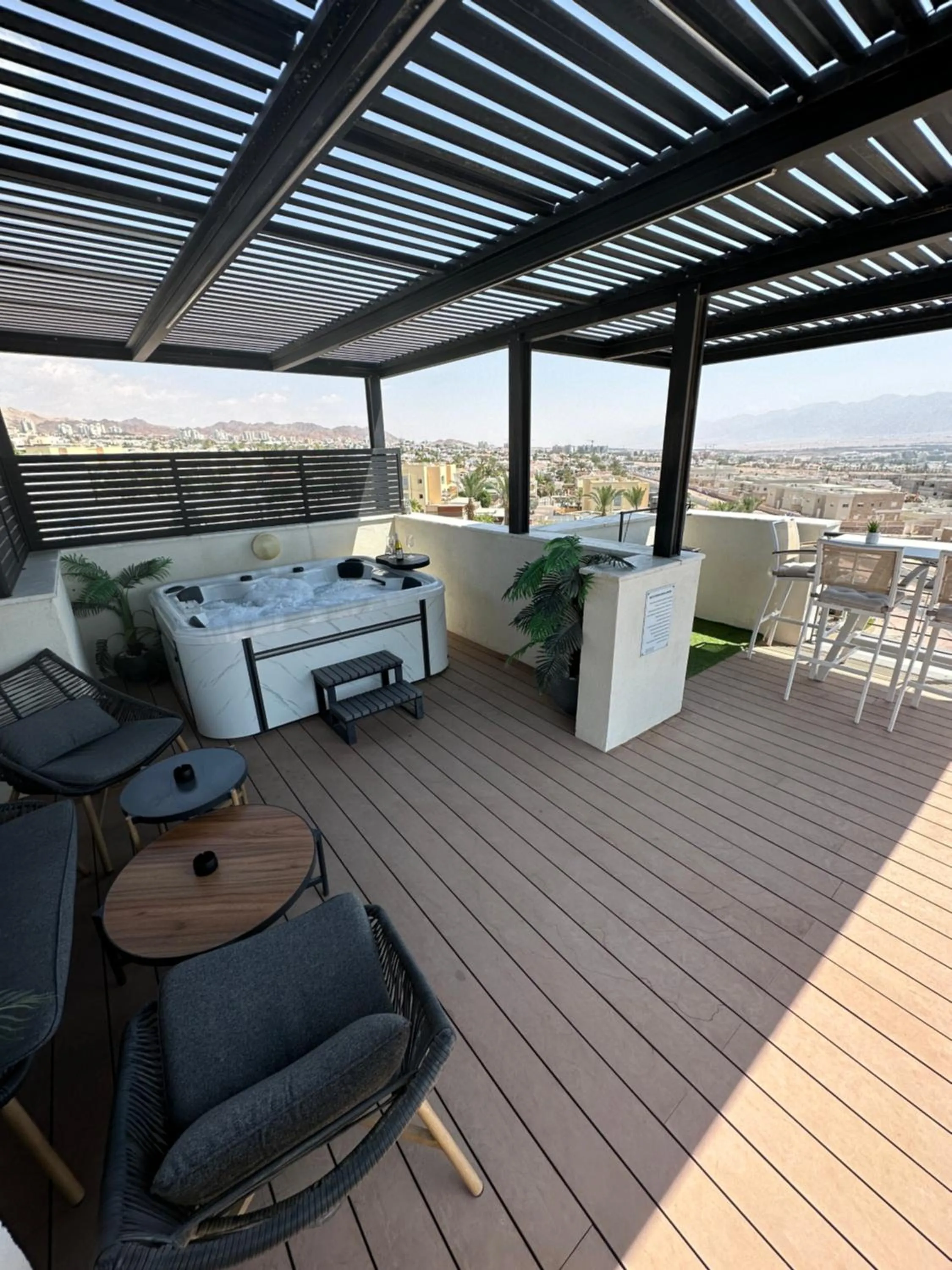 Hot Tub in Sea view penthouse Private rooftop jacuzzi