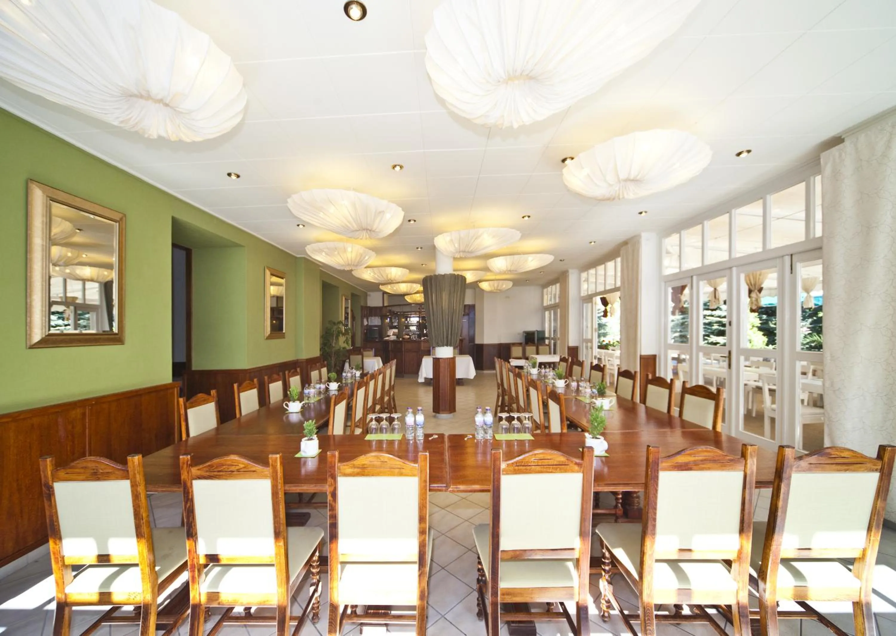 Business facilities in Hotel Astoria