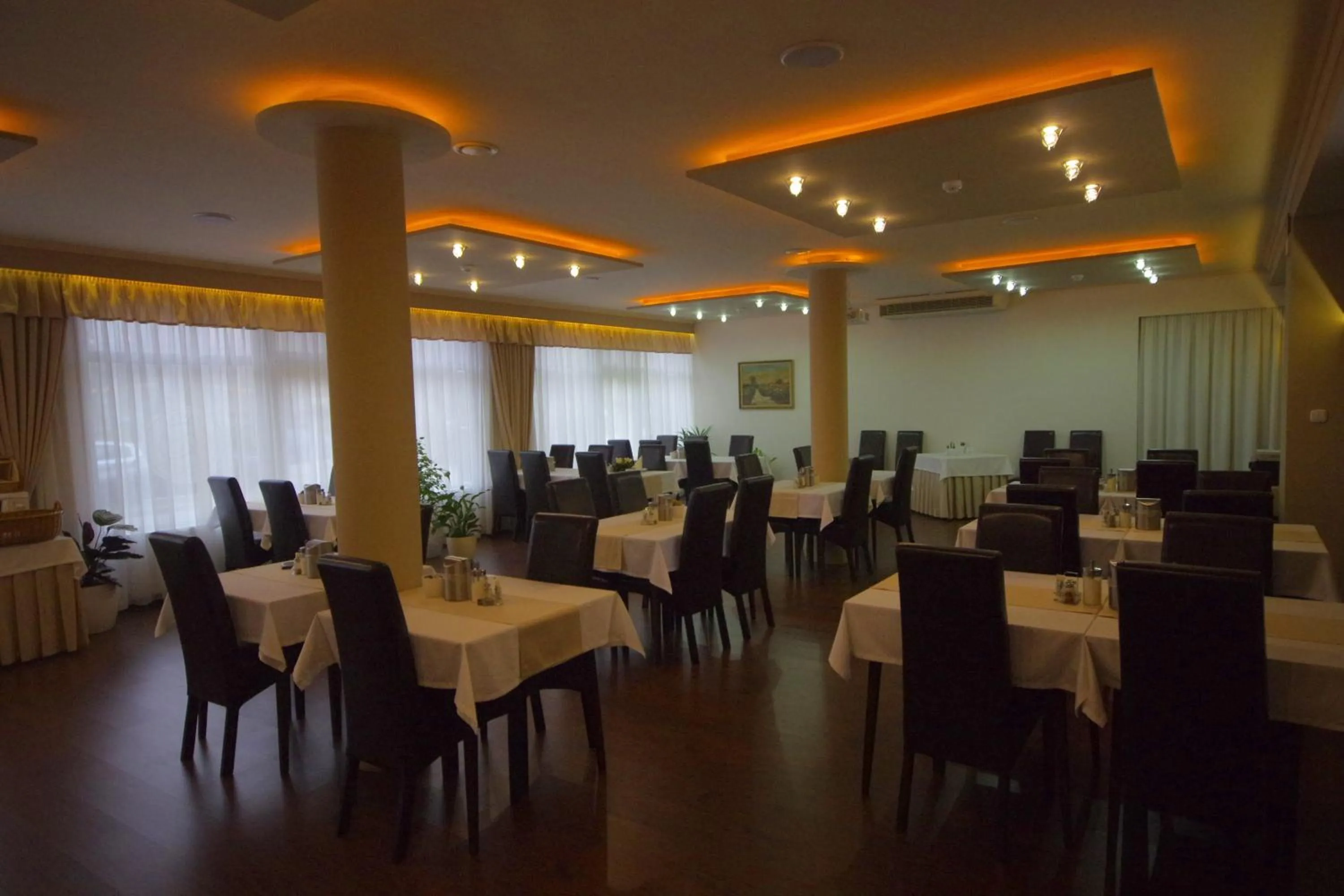 Restaurant/places to eat in Hotel Vadászkürt Superior