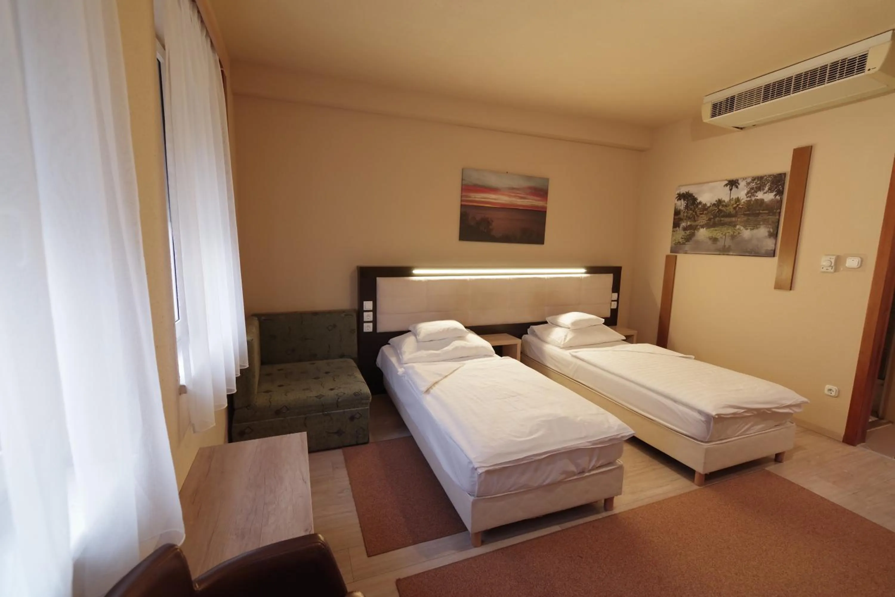 Bedroom, Bed in Hotel Vadászkürt Superior