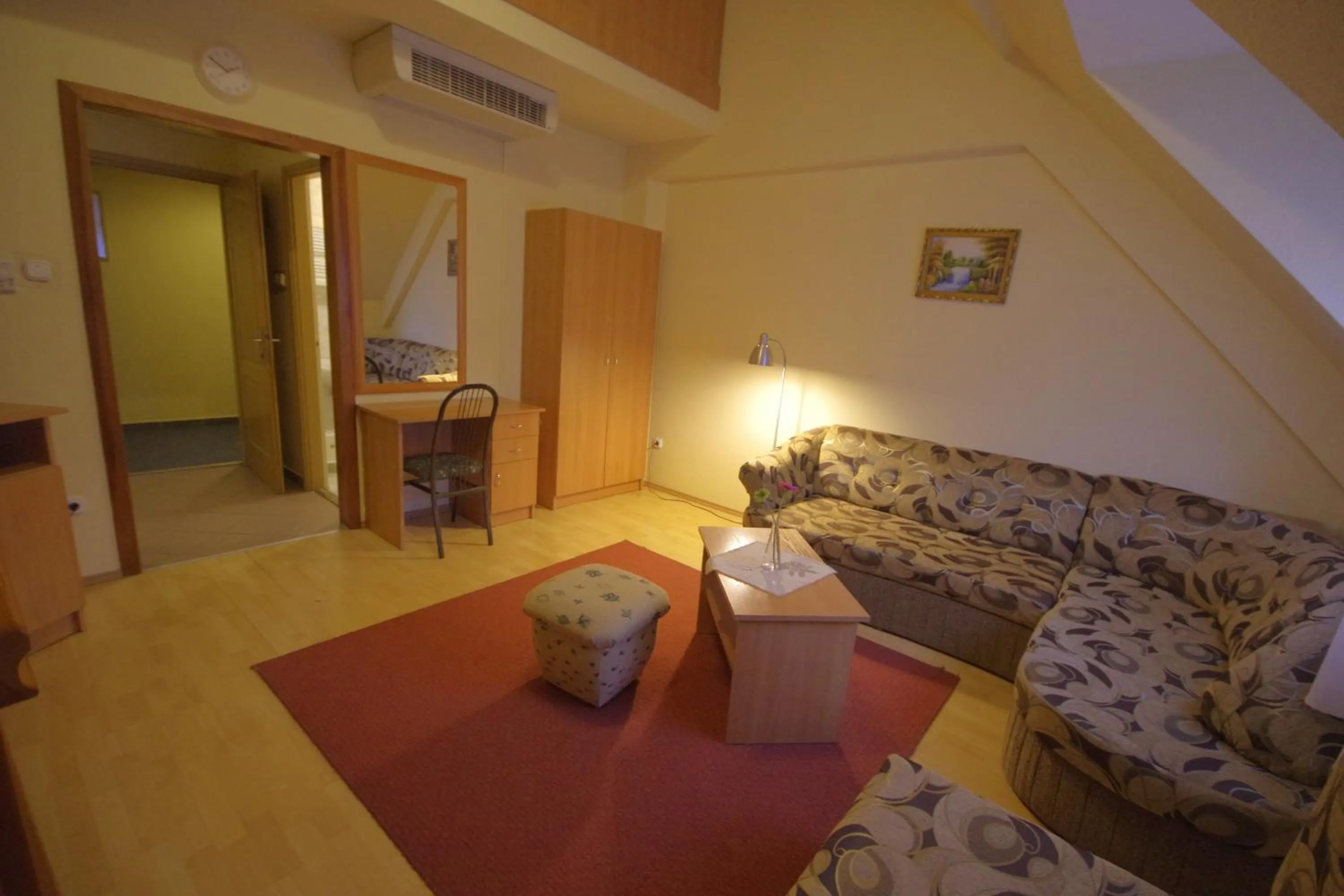 Living room, Bed in Hotel Vadászkürt Superior