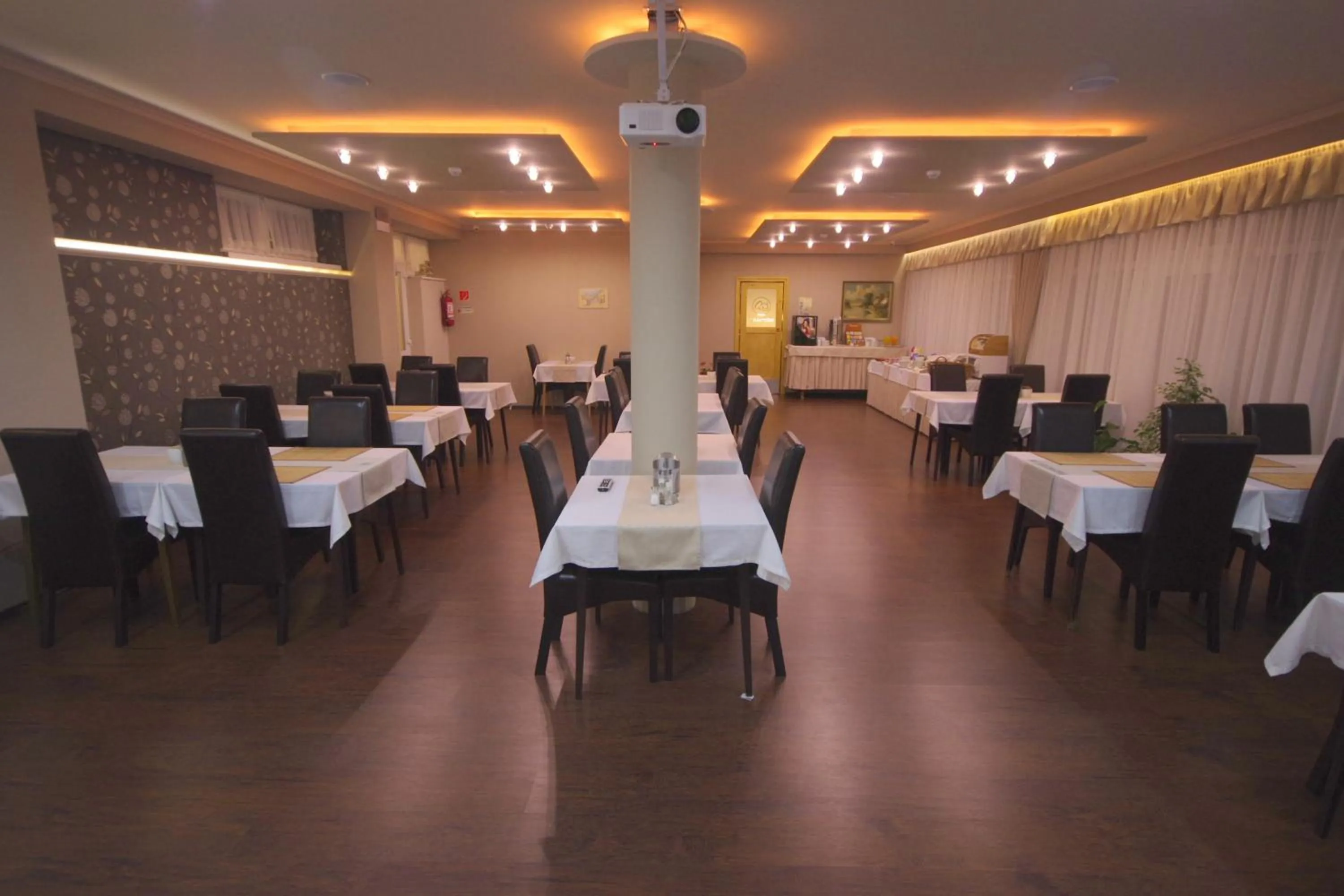 Restaurant/places to eat in Hotel Vadászkürt Superior