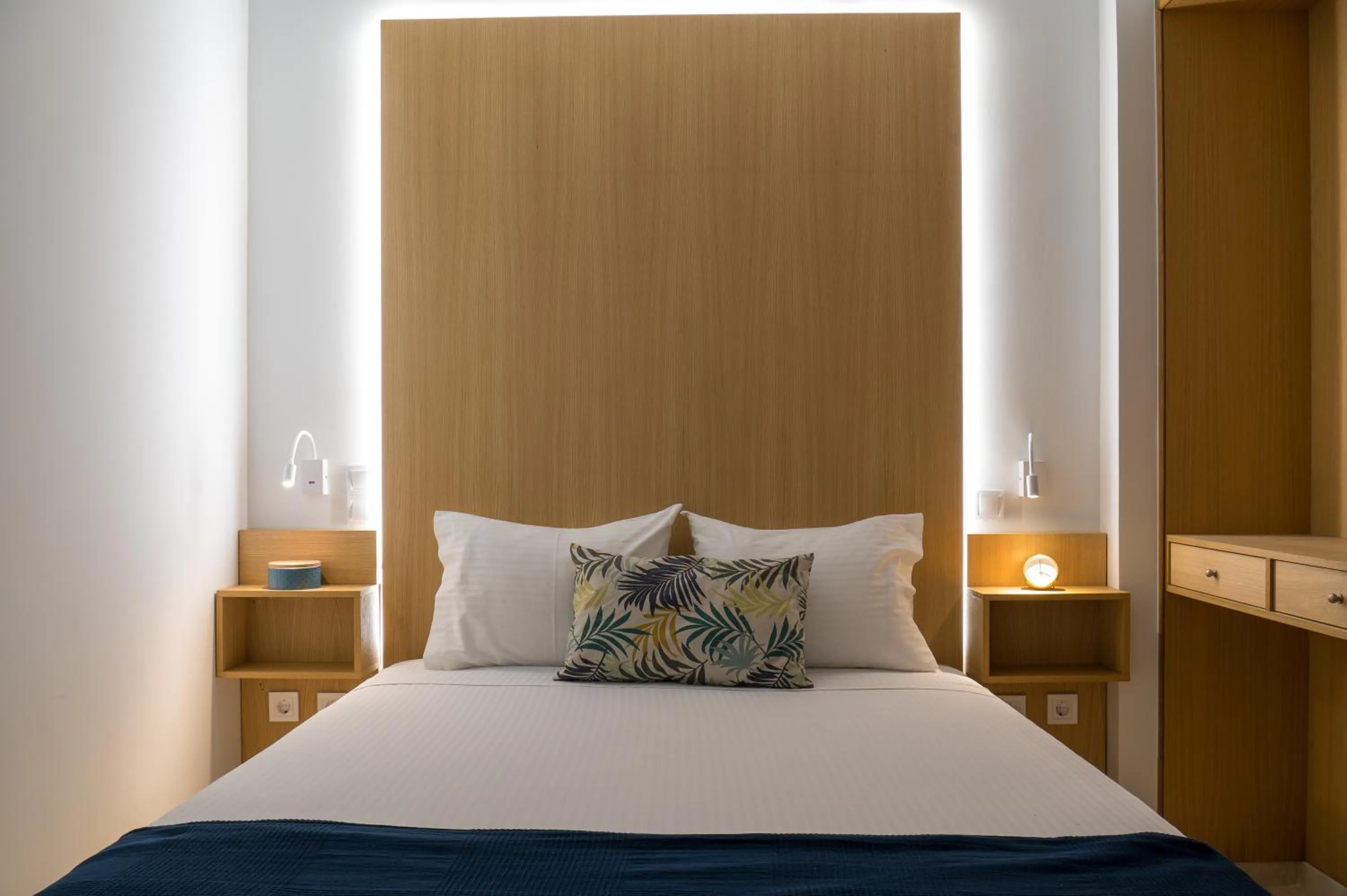 Bed in CHROMA Lodge Rafina