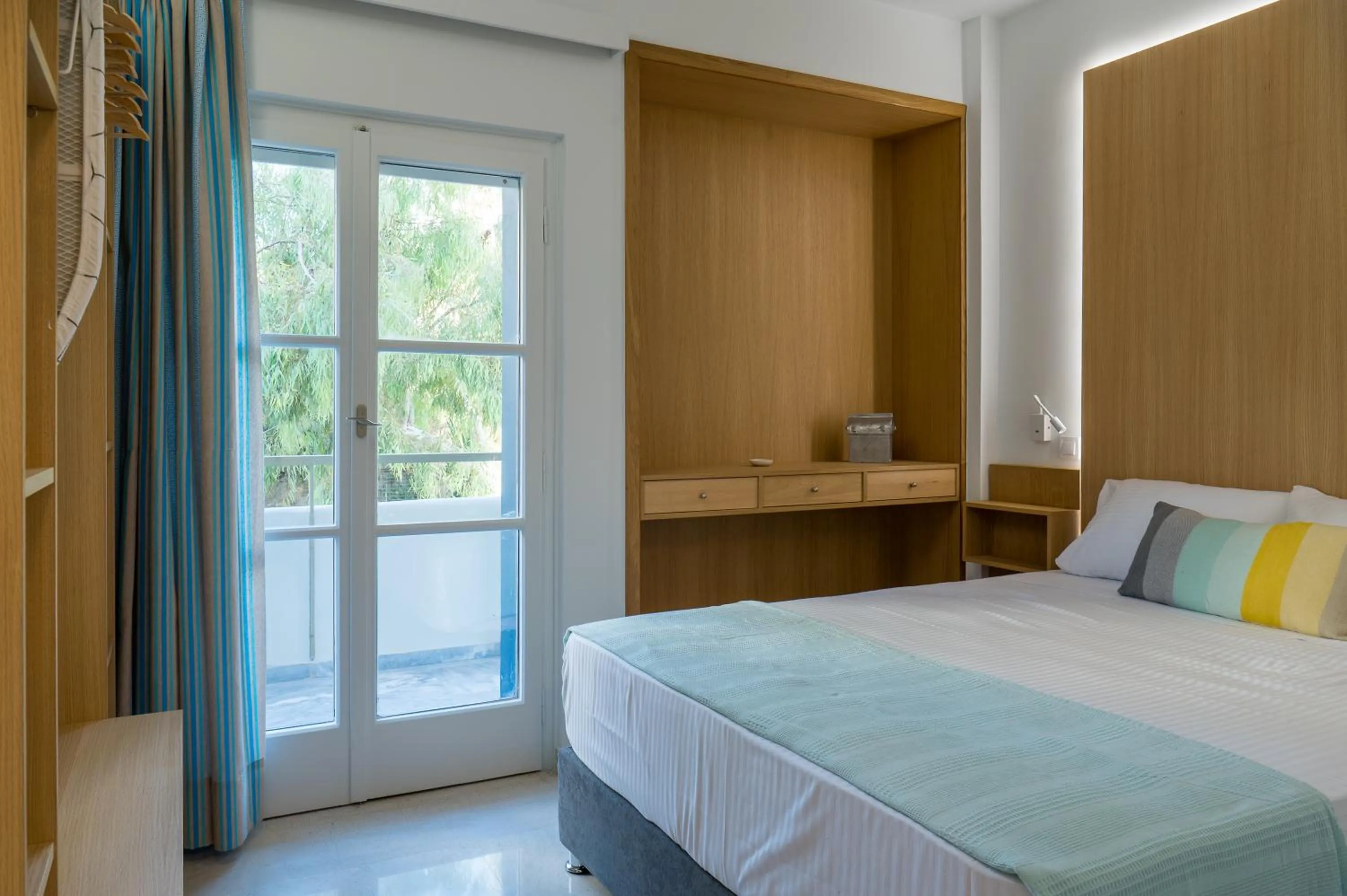 Bed in CHROMA Lodge Rafina