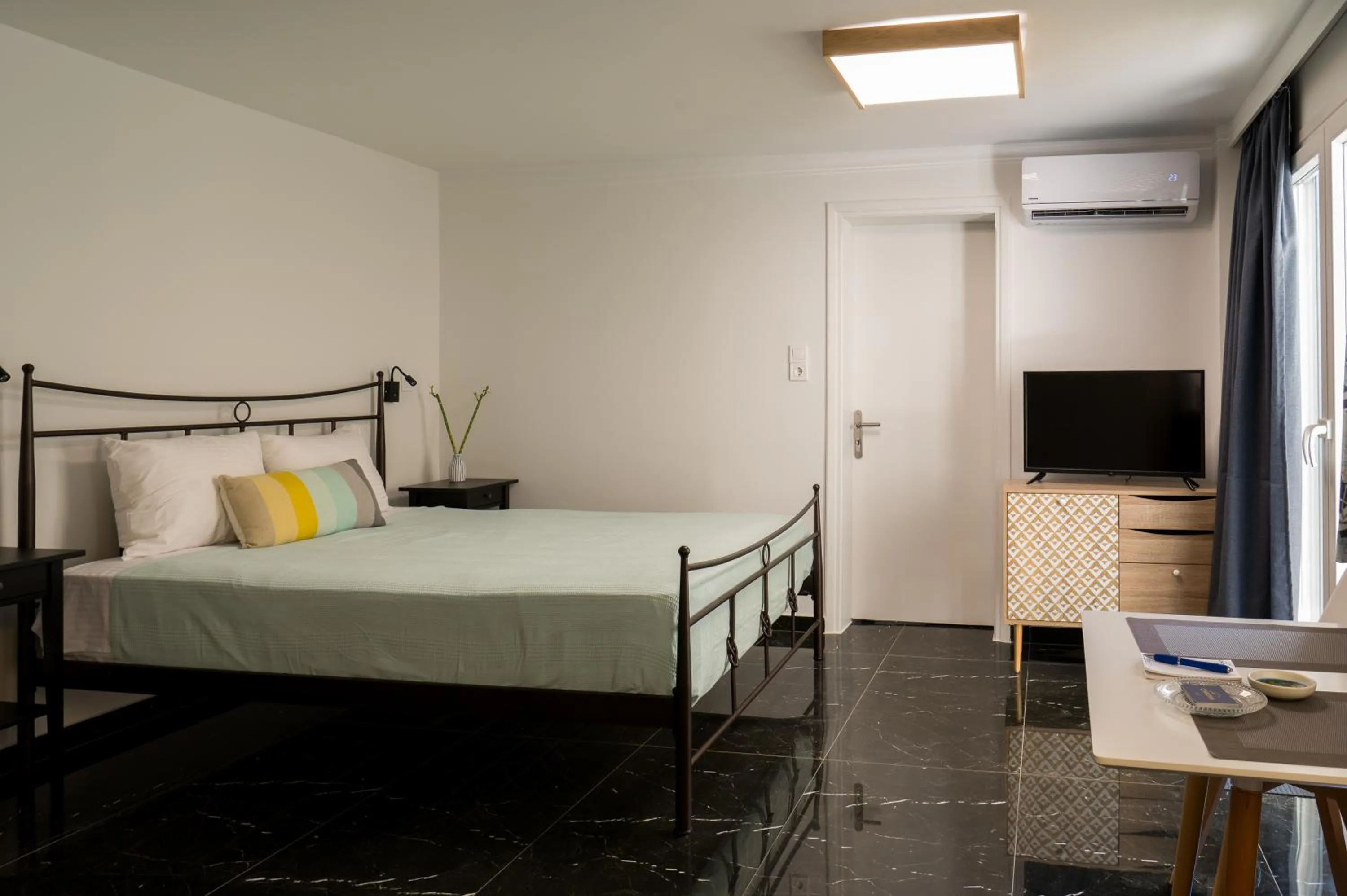 Bed in CHROMA Lodge Rafina