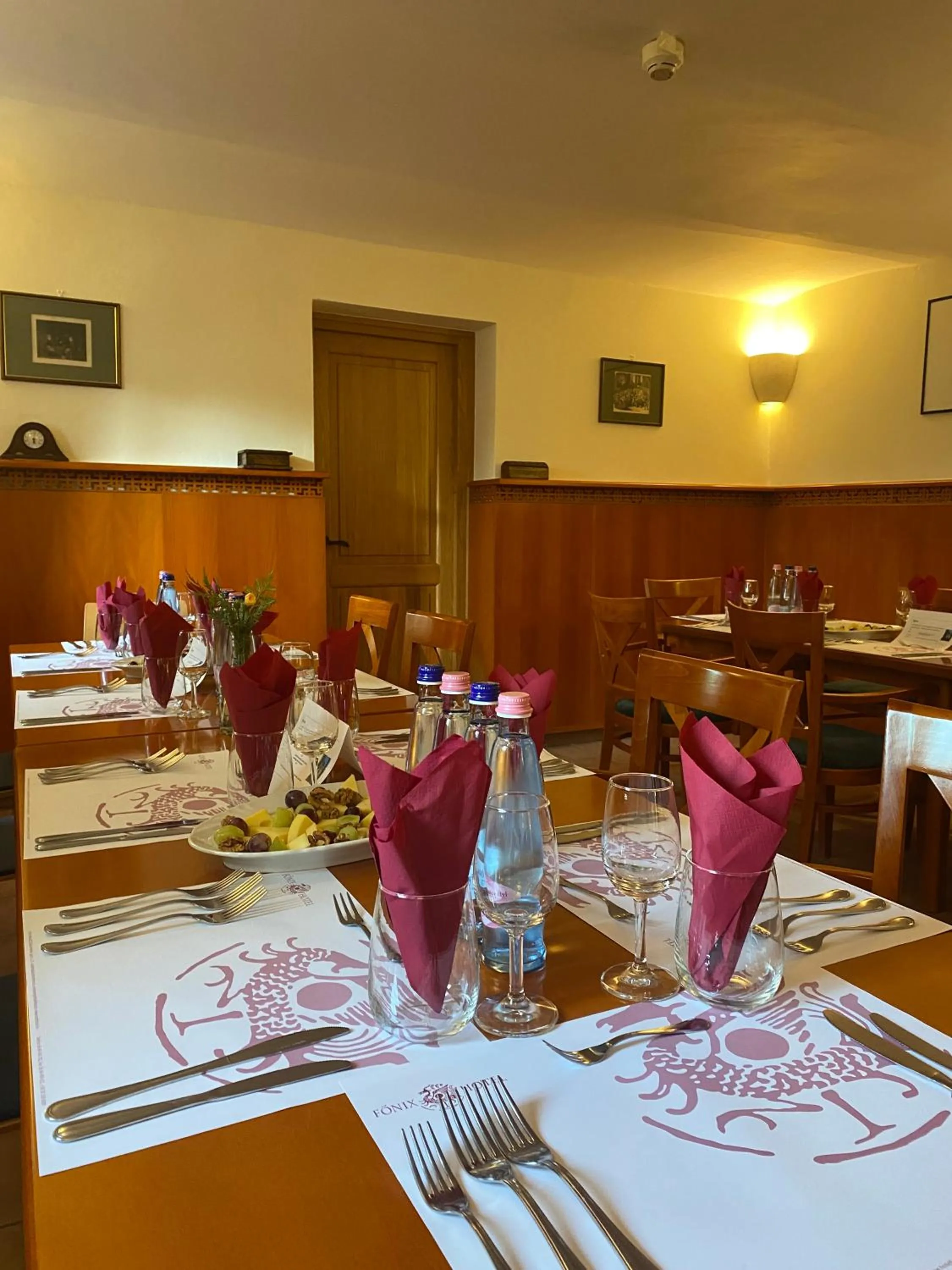 Restaurant/places to eat in Főnix Hotel