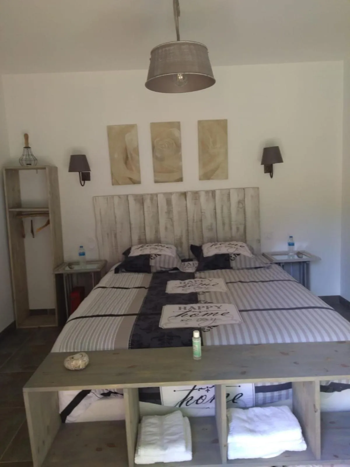 Bedroom, Bed in les chambres du pont des chèvres