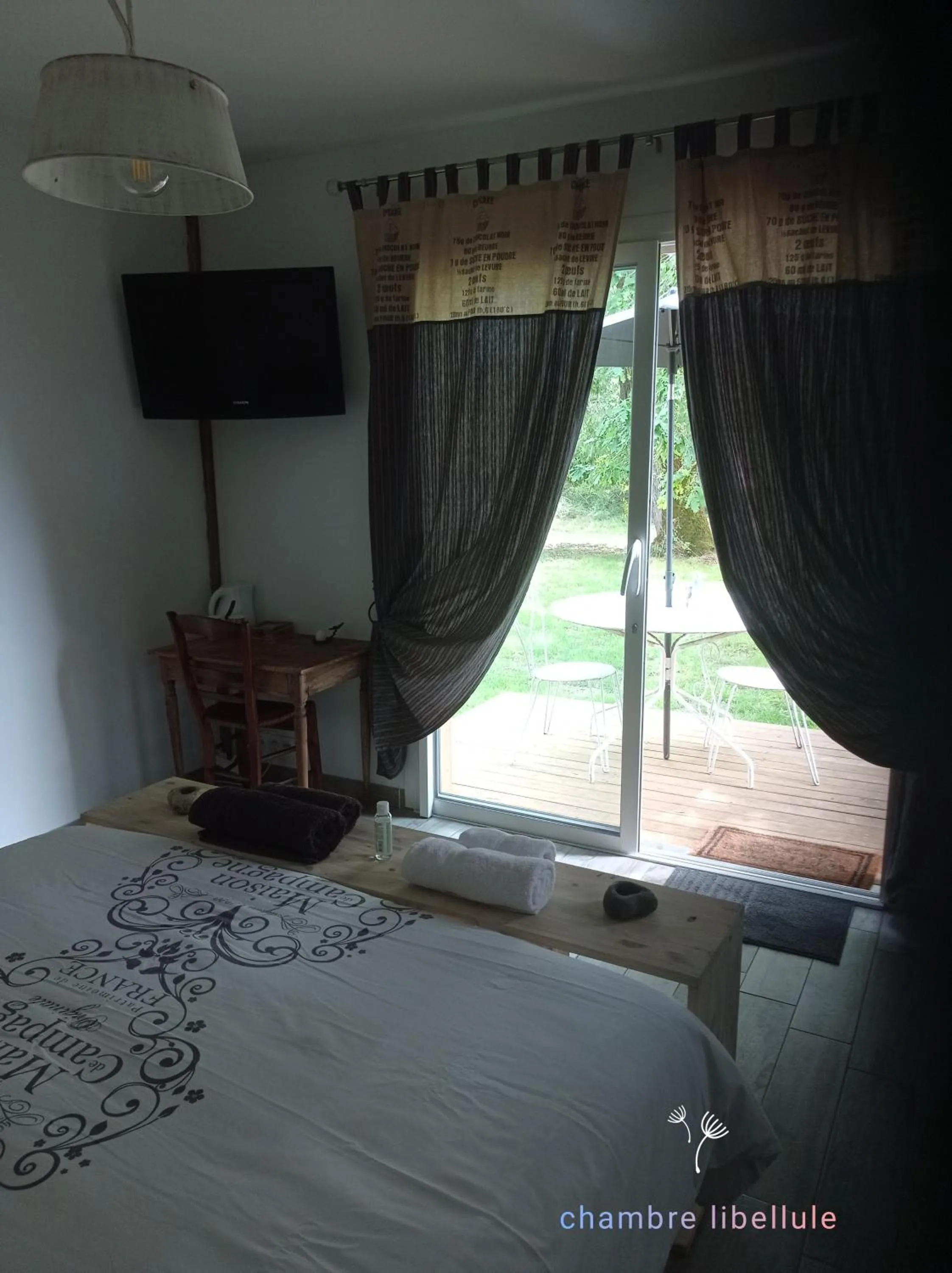 Bedroom, Bed in les chambres du pont des chèvres