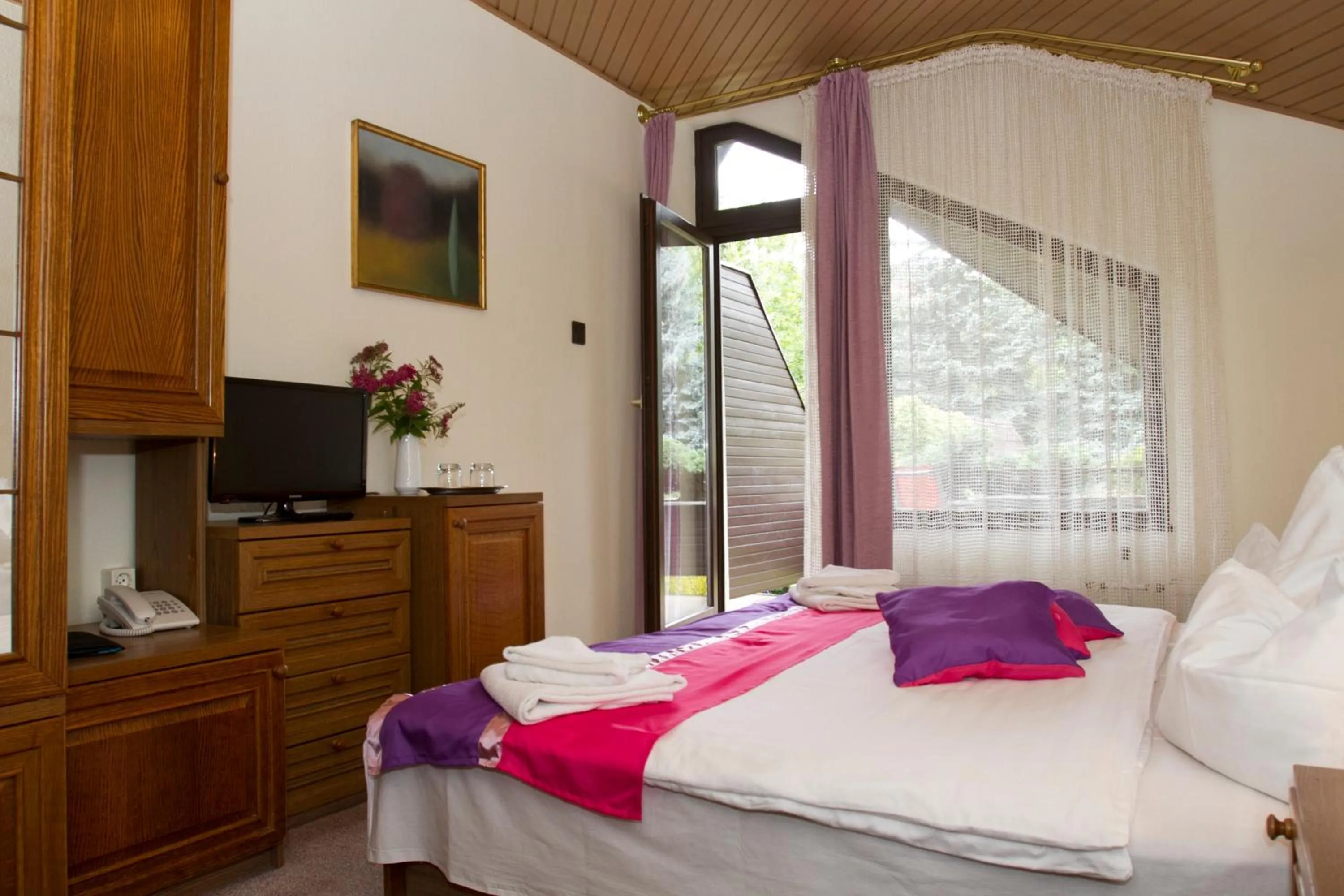 Balcony/Terrace, Bed in Hotel Molnár