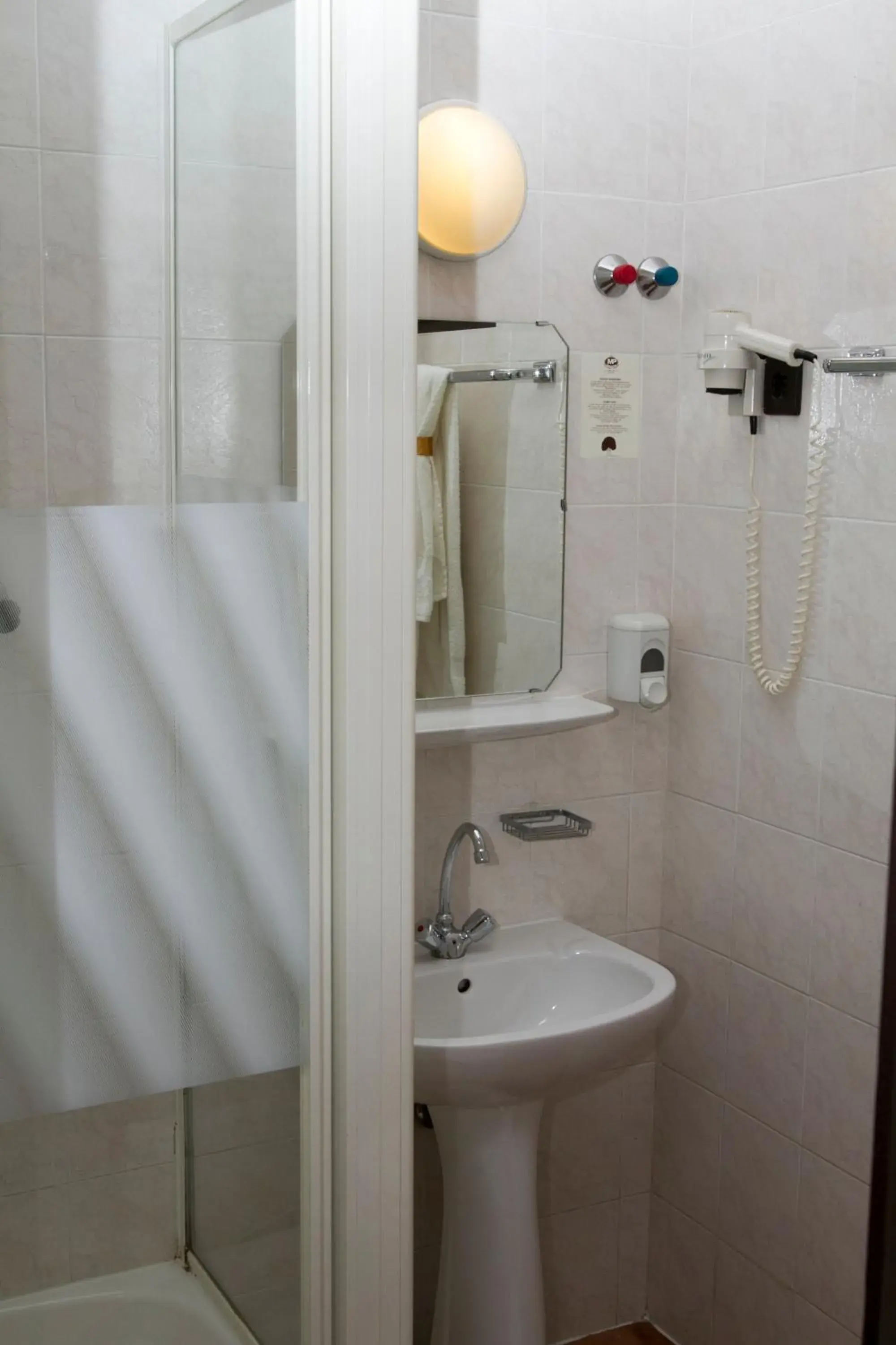 Bathroom in Hotel Molnár Bathroom in Hotel Molnár