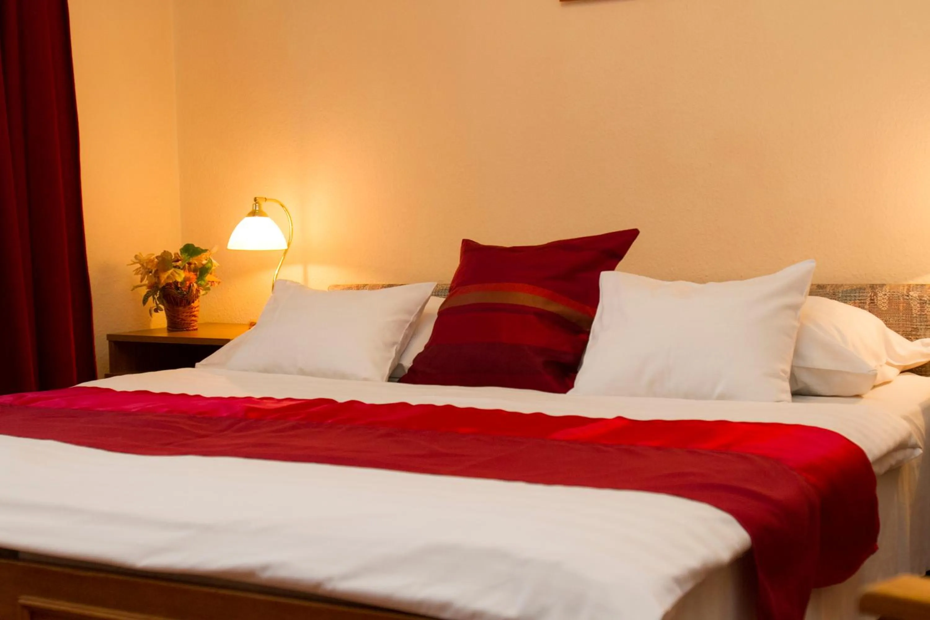 Bedroom, Bed in Hotel Molnár