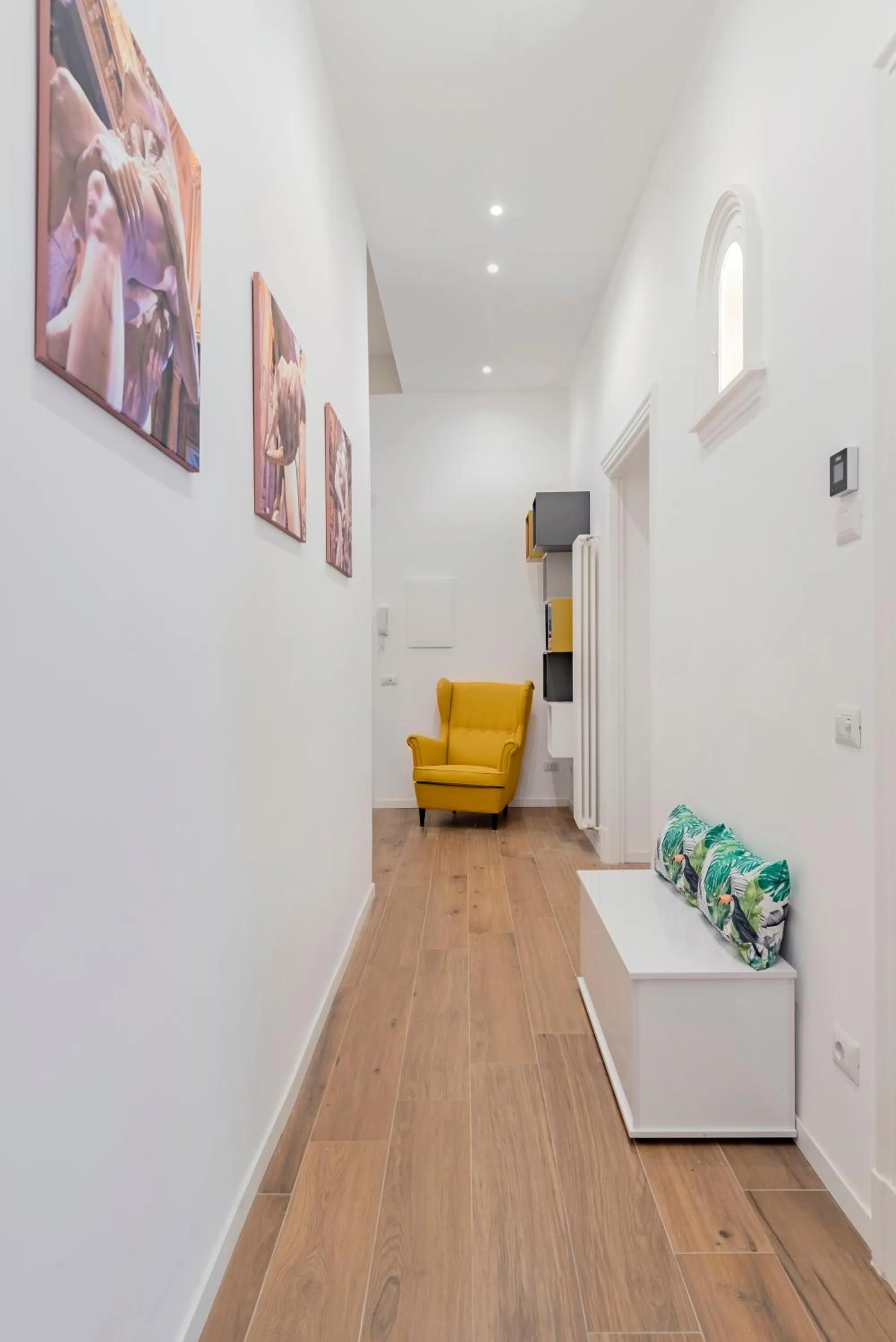 Communal lounge/ TV room in Leo's Colosseum - Private Apartments