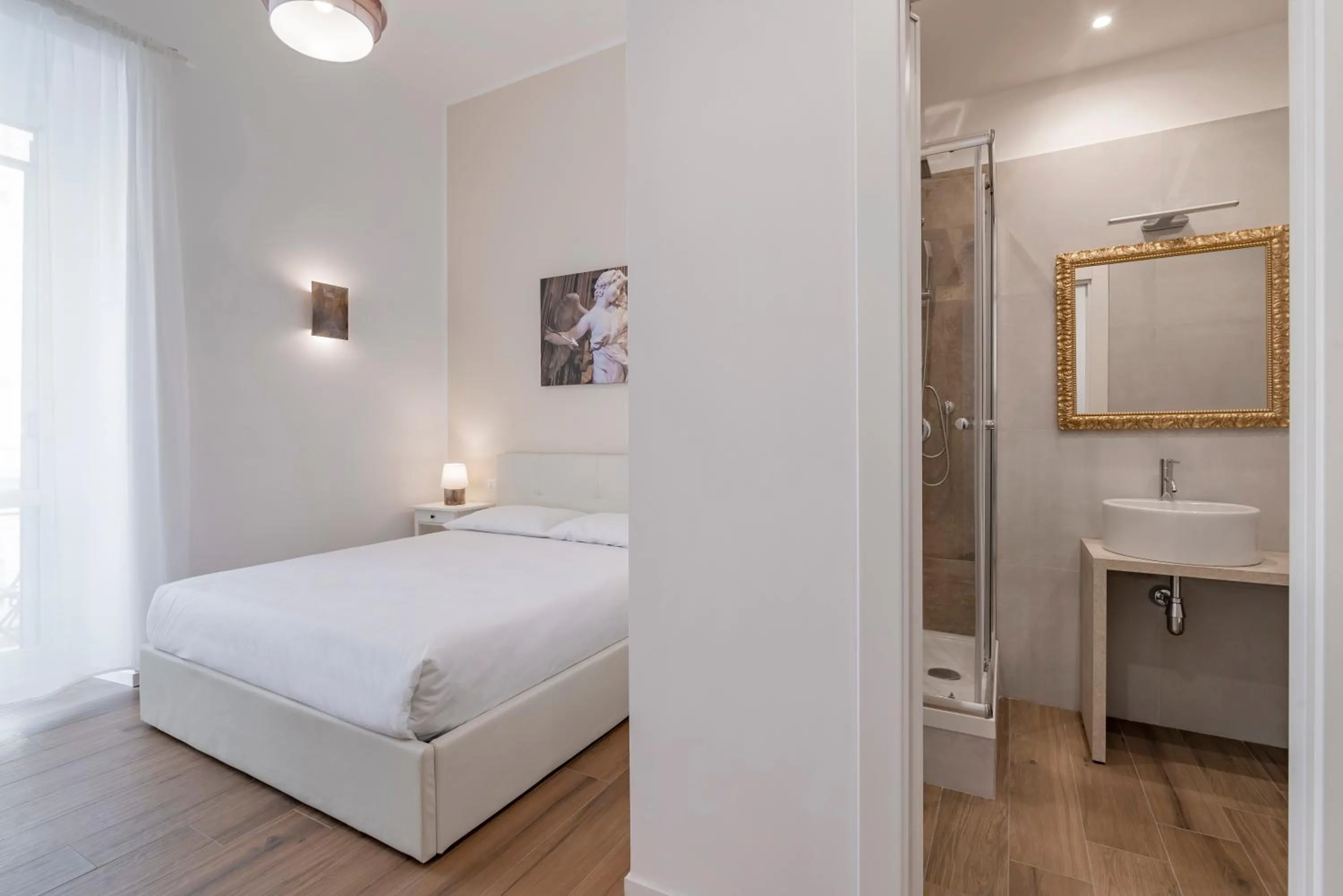 Photo of the whole room, Bed in Leo's Colosseum - Private Apartments