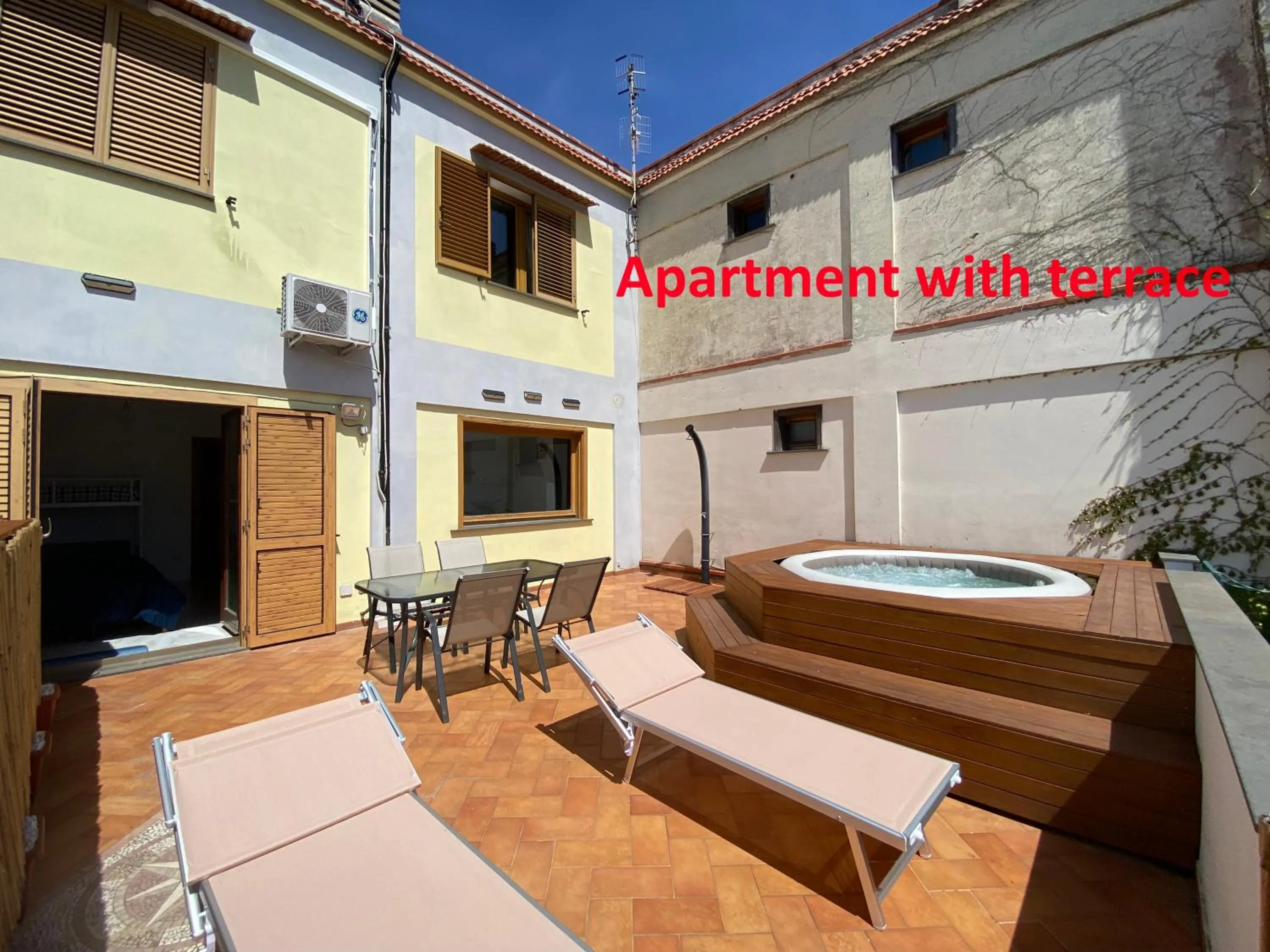 Swimming pool in Villa Mariel Suites & Apartment