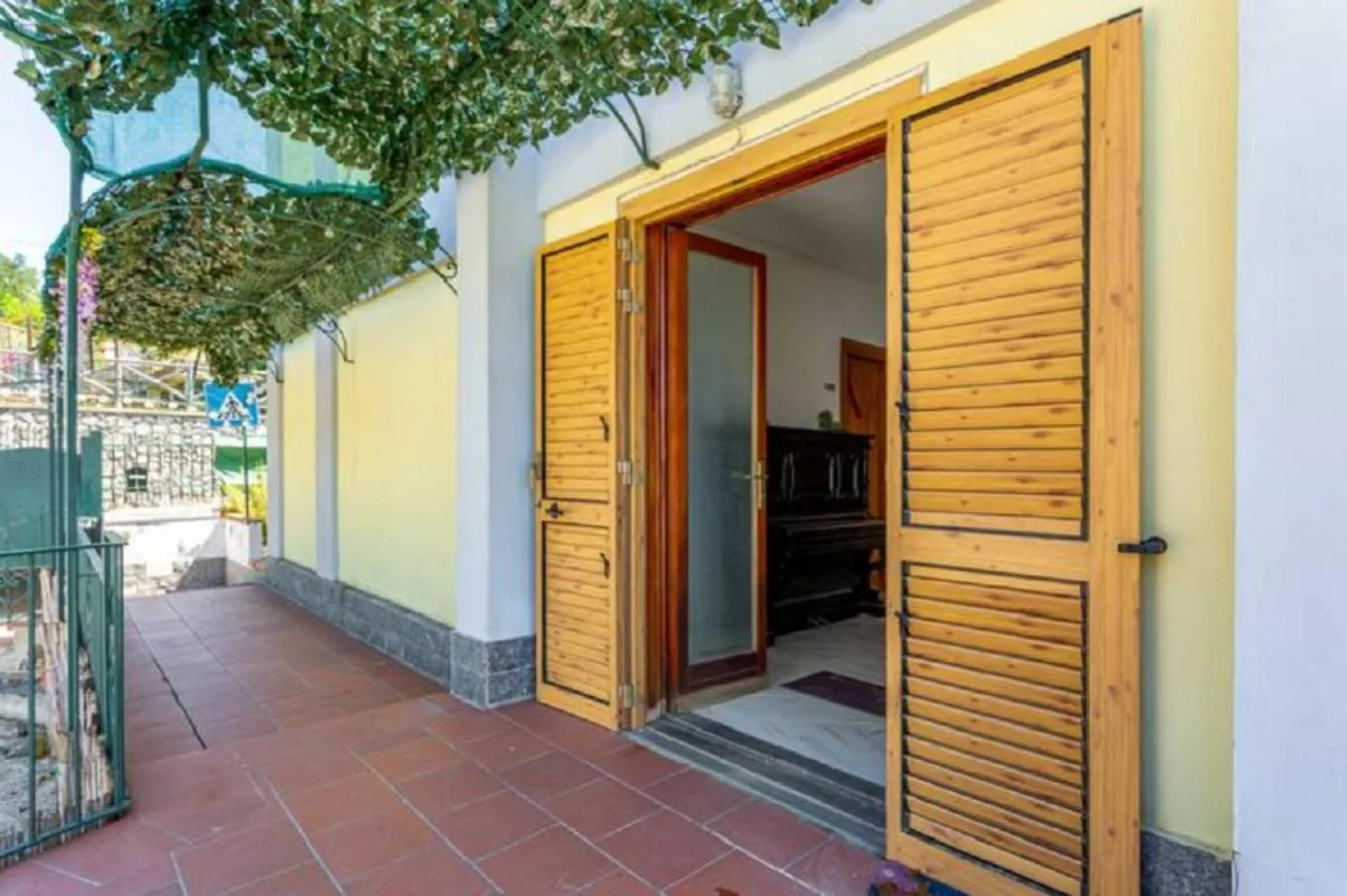 Facade/entrance in Villa Mariel Suites & Apartment
