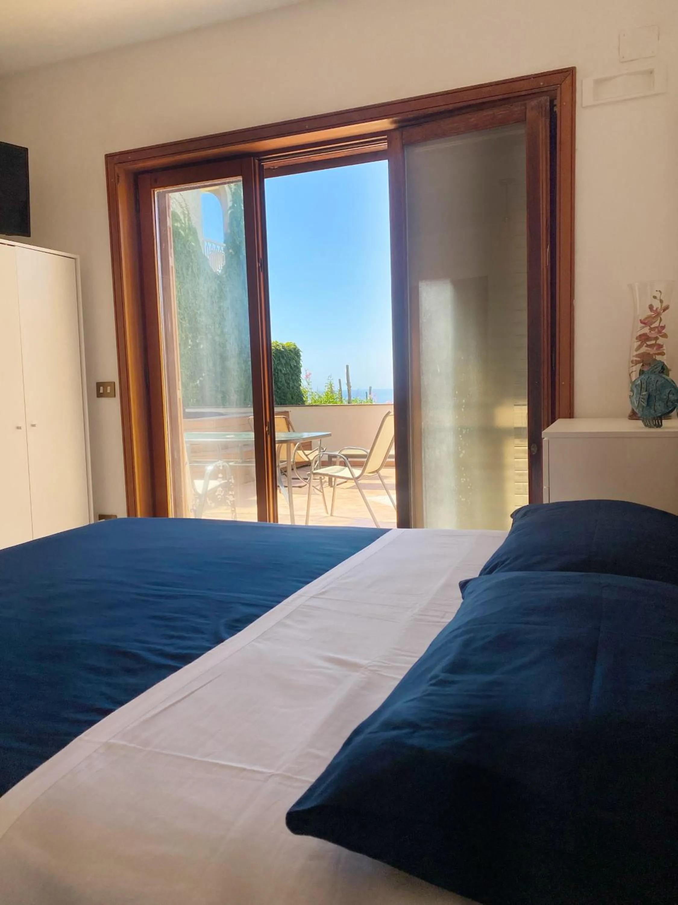 View (from property/room), Bed in Villa Mariel Suites & Apartment