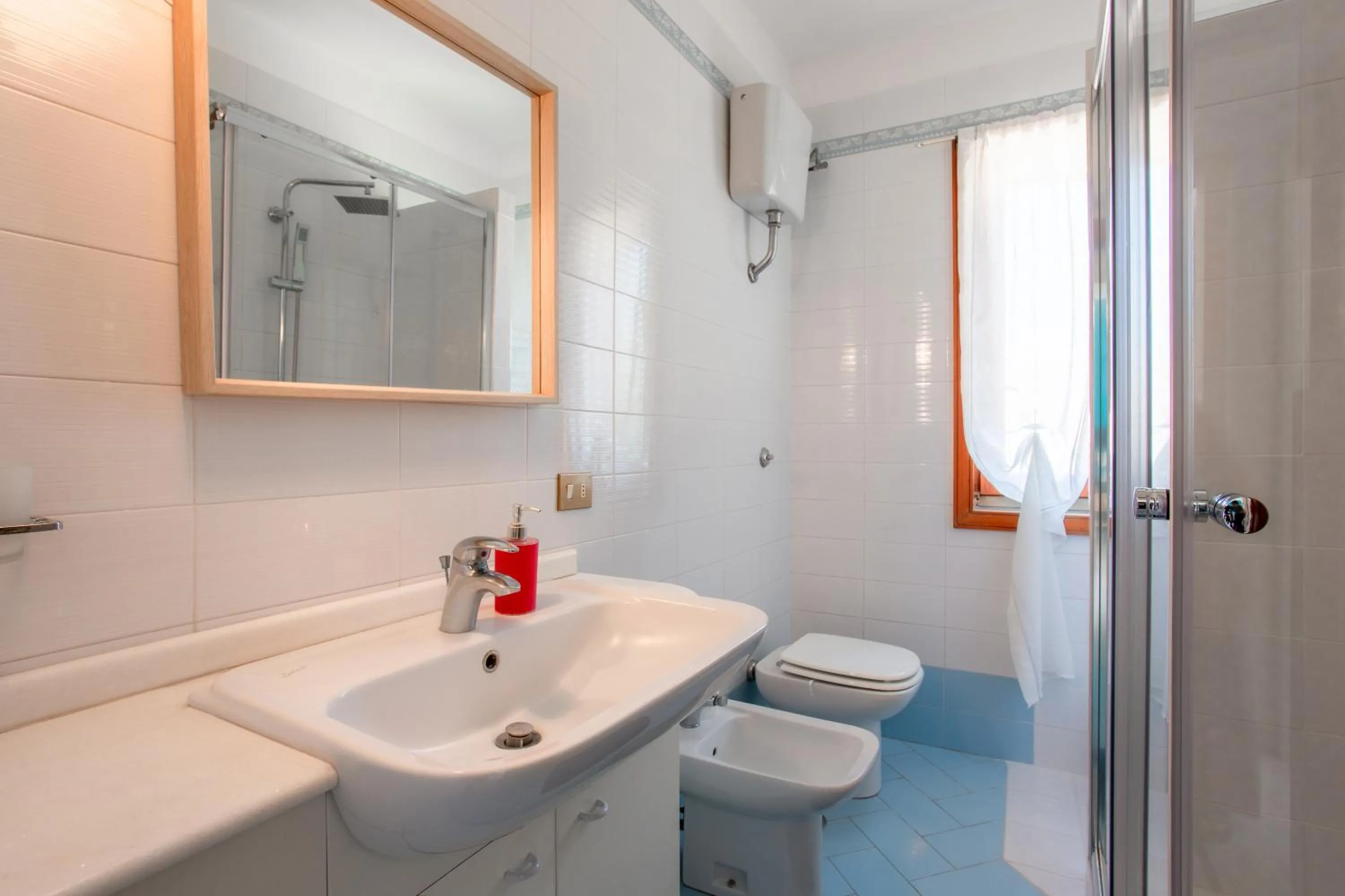 Shower in Villa Mariel Suites & Apartment