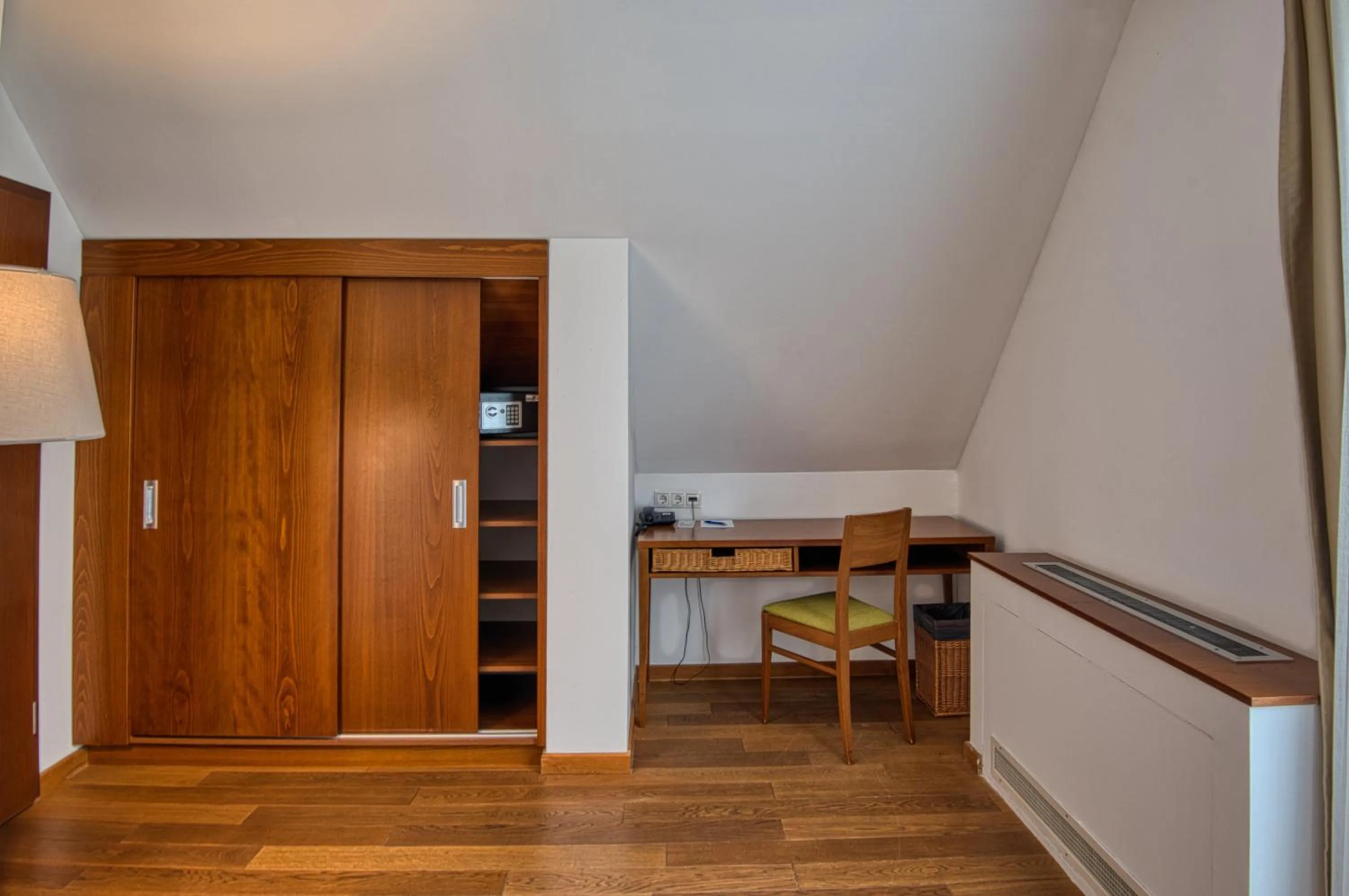 wardrobe in Tisza Balneum Hotel