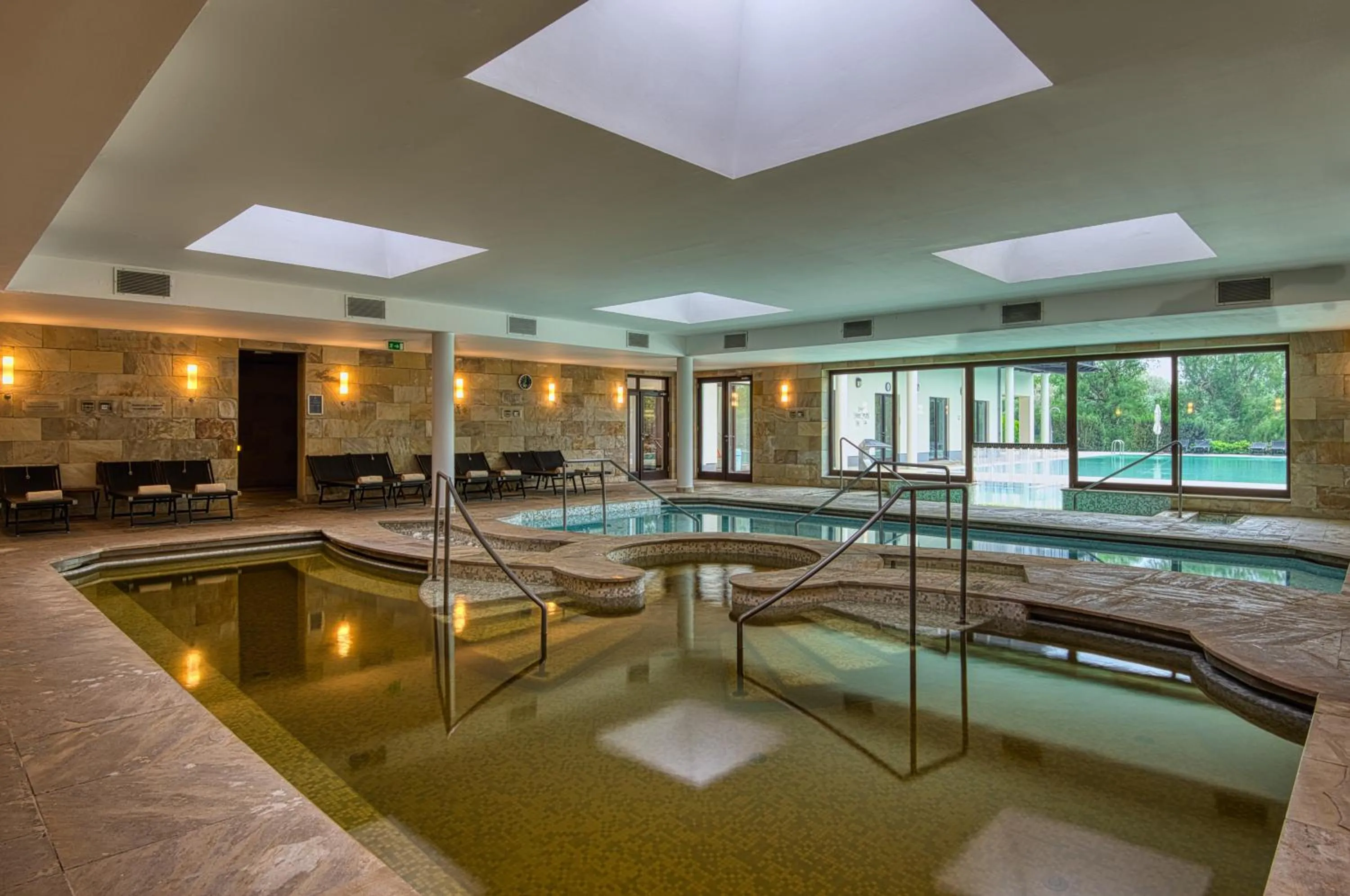 Swimming pool in Tisza Balneum Hotel