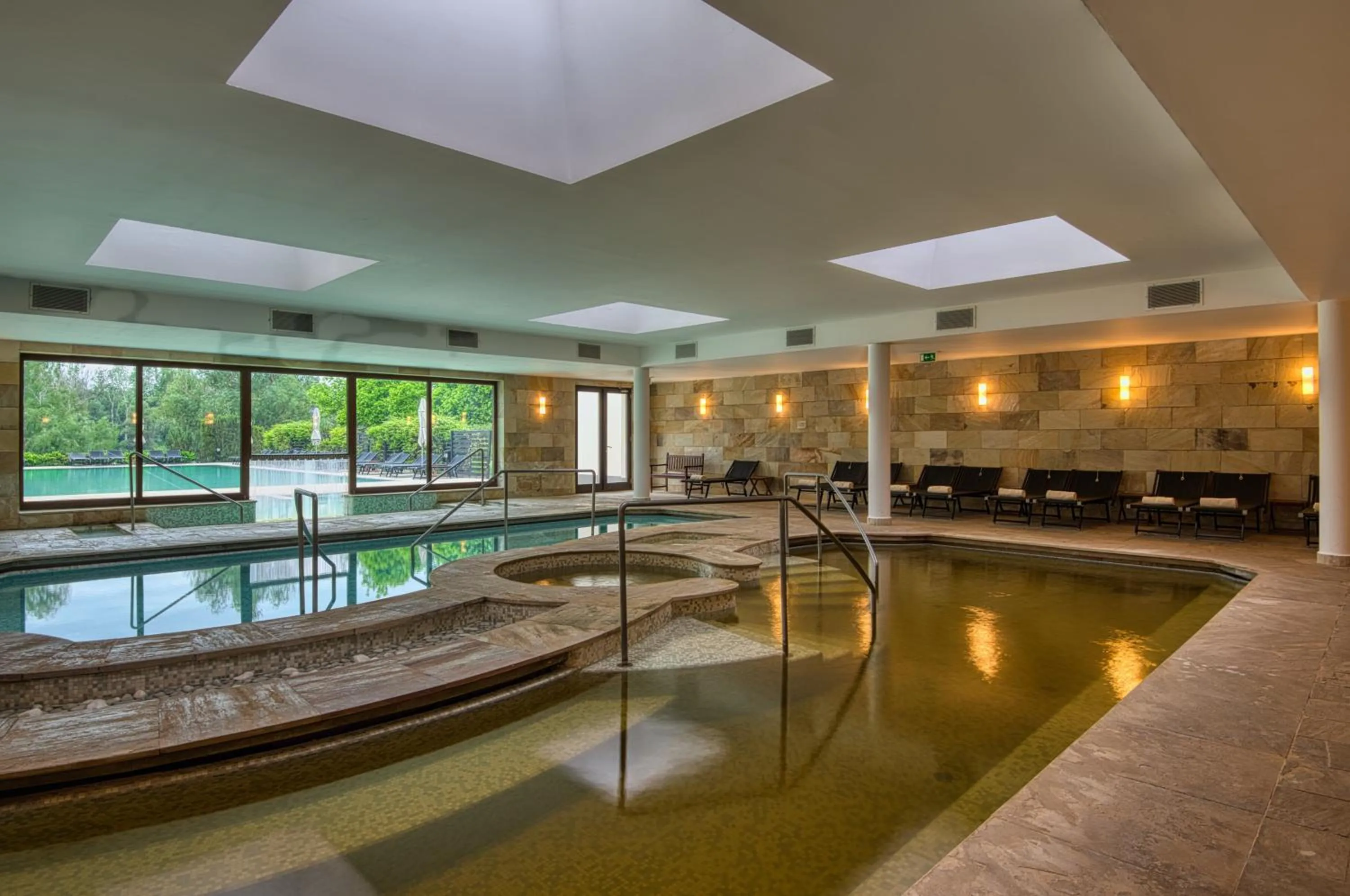 Swimming pool in Tisza Balneum Hotel