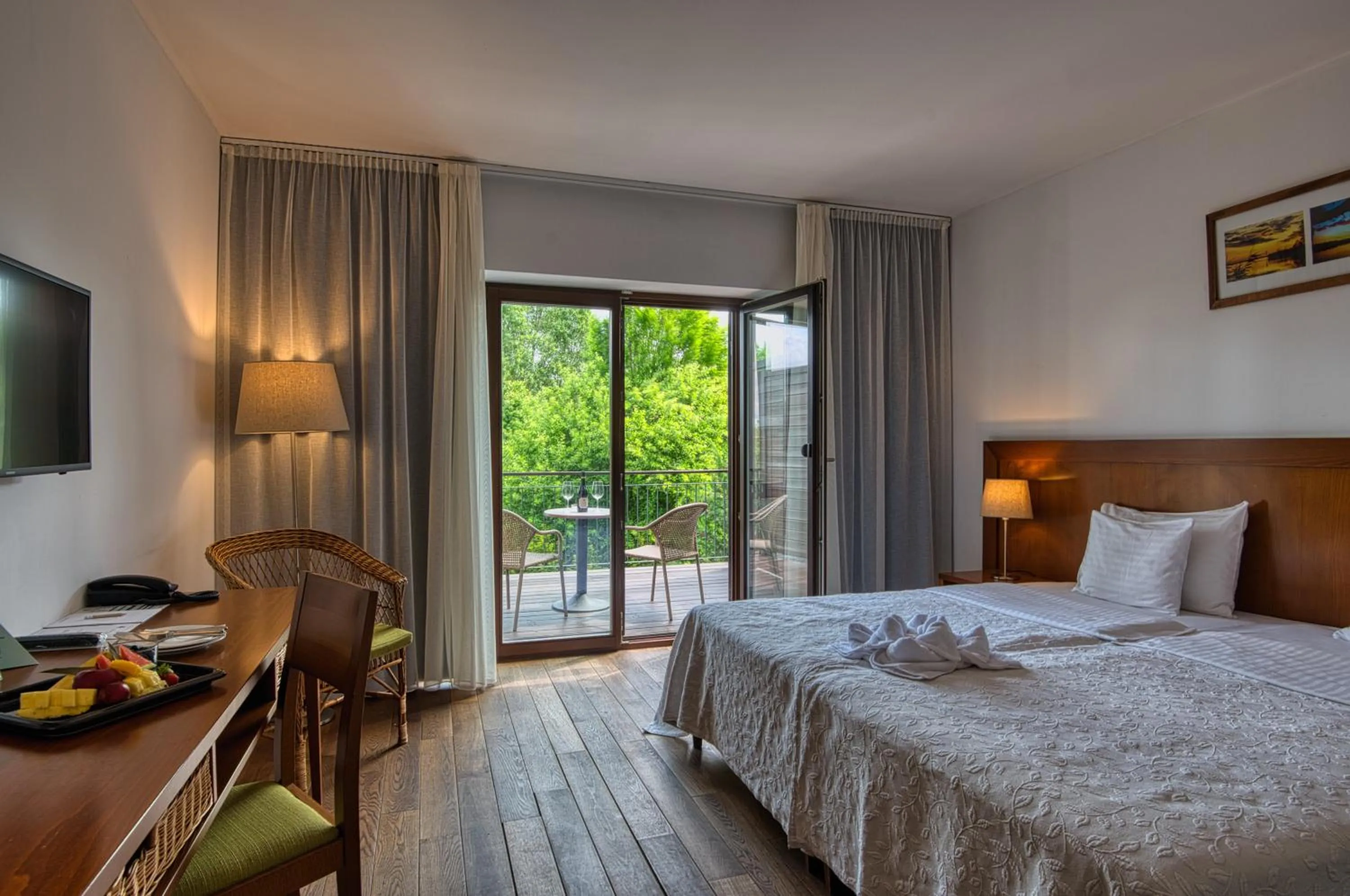 Balcony/Terrace, Bed in Tisza Balneum Hotel