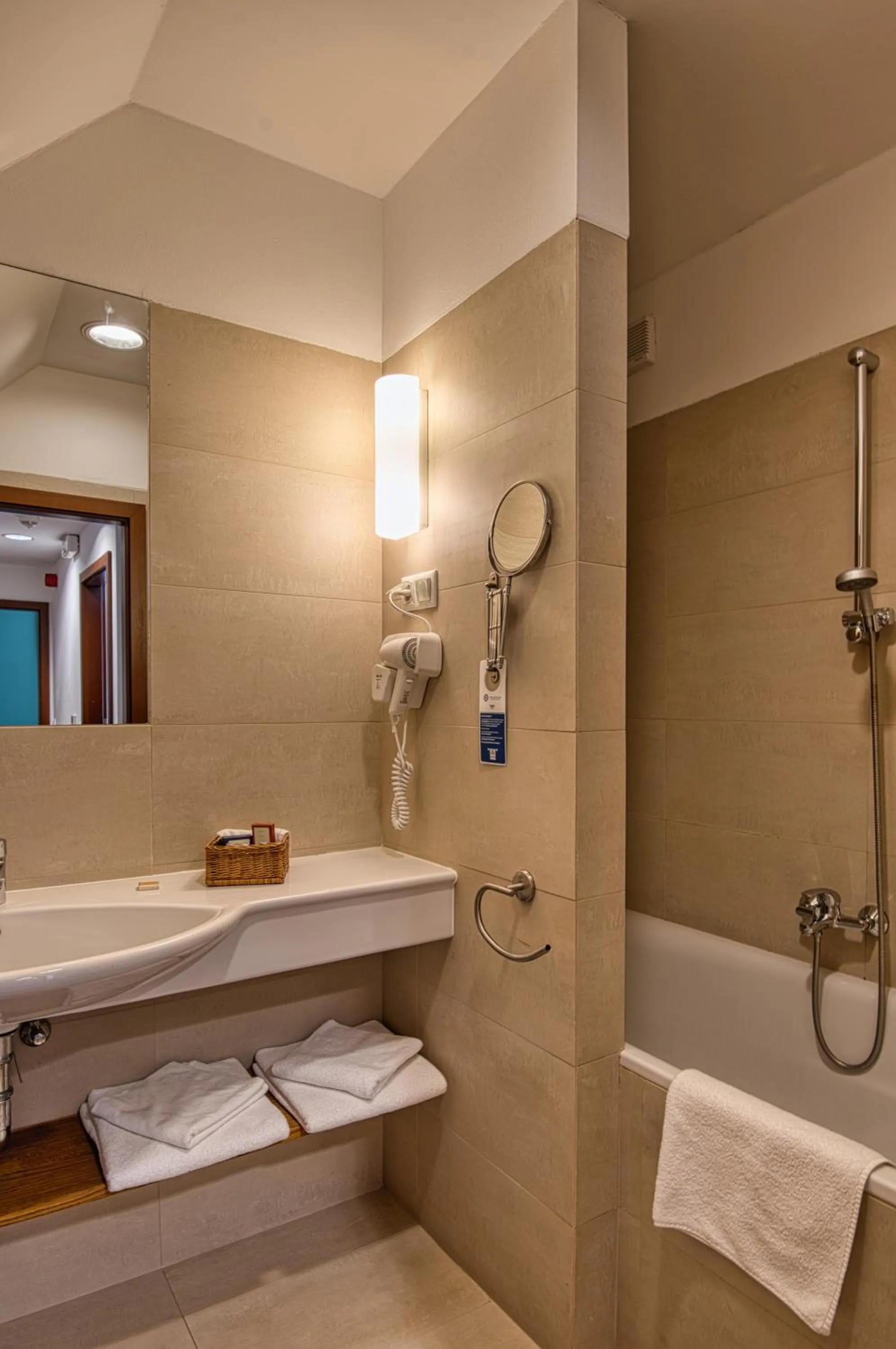 Bath in Tisza Balneum Hotel