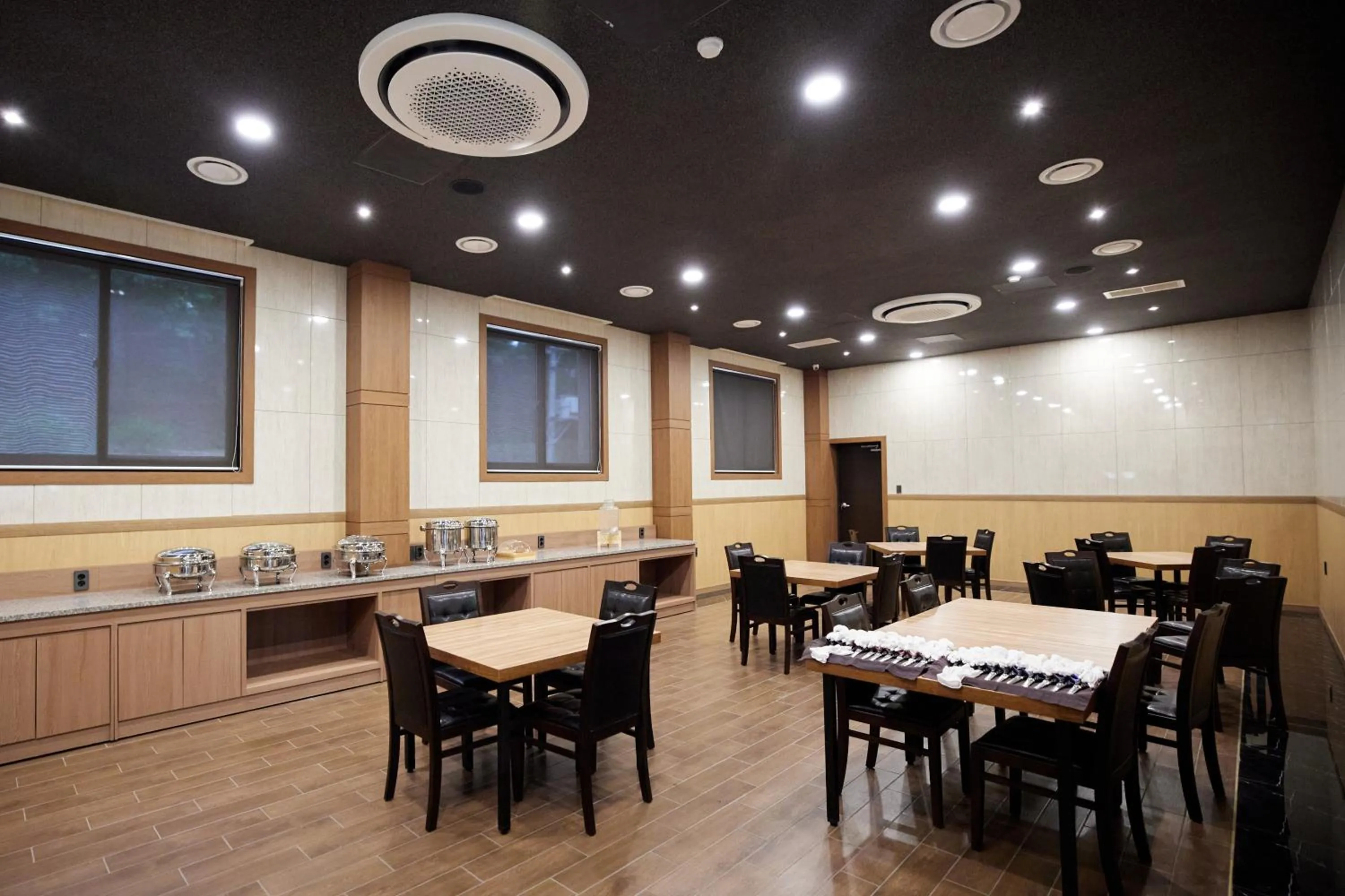 Restaurant/places to eat in Hotel The Star