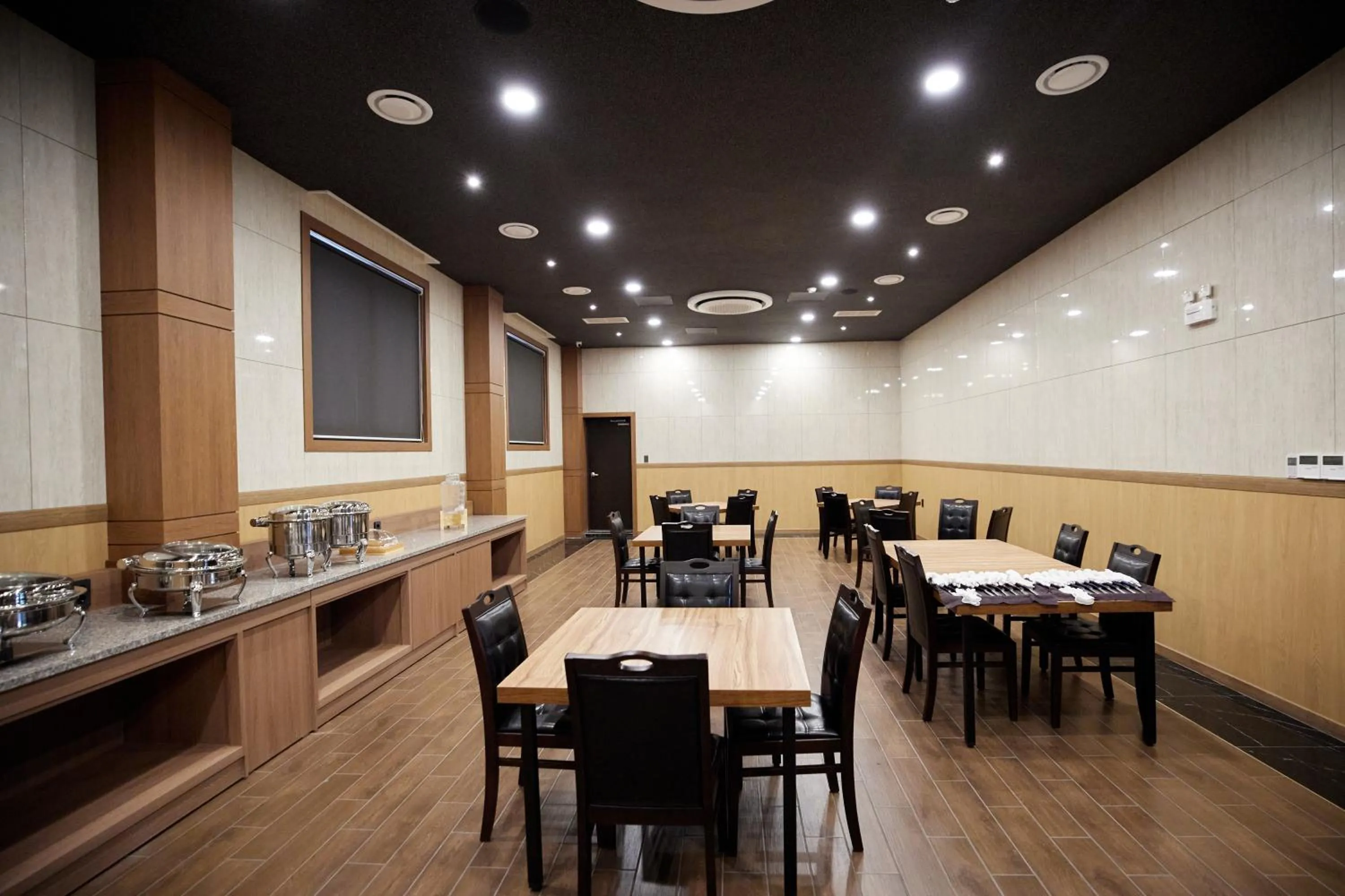 Restaurant/places to eat in Hotel The Star