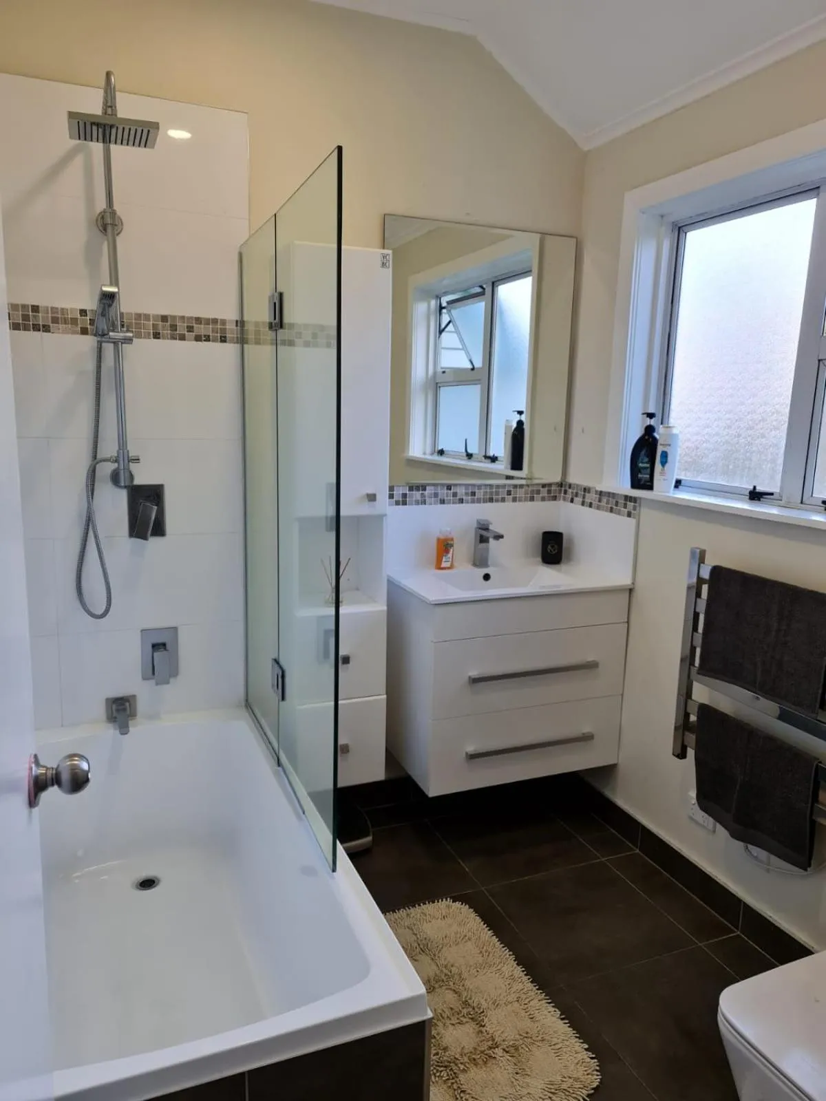 Bathroom in Hidden Gem and Entire Bungalow in Central hutt