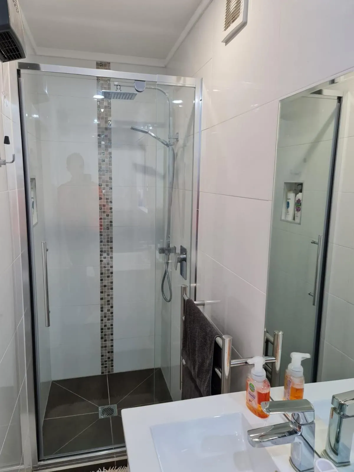 Bathroom in Hidden Gem and Entire Bungalow in Central hutt