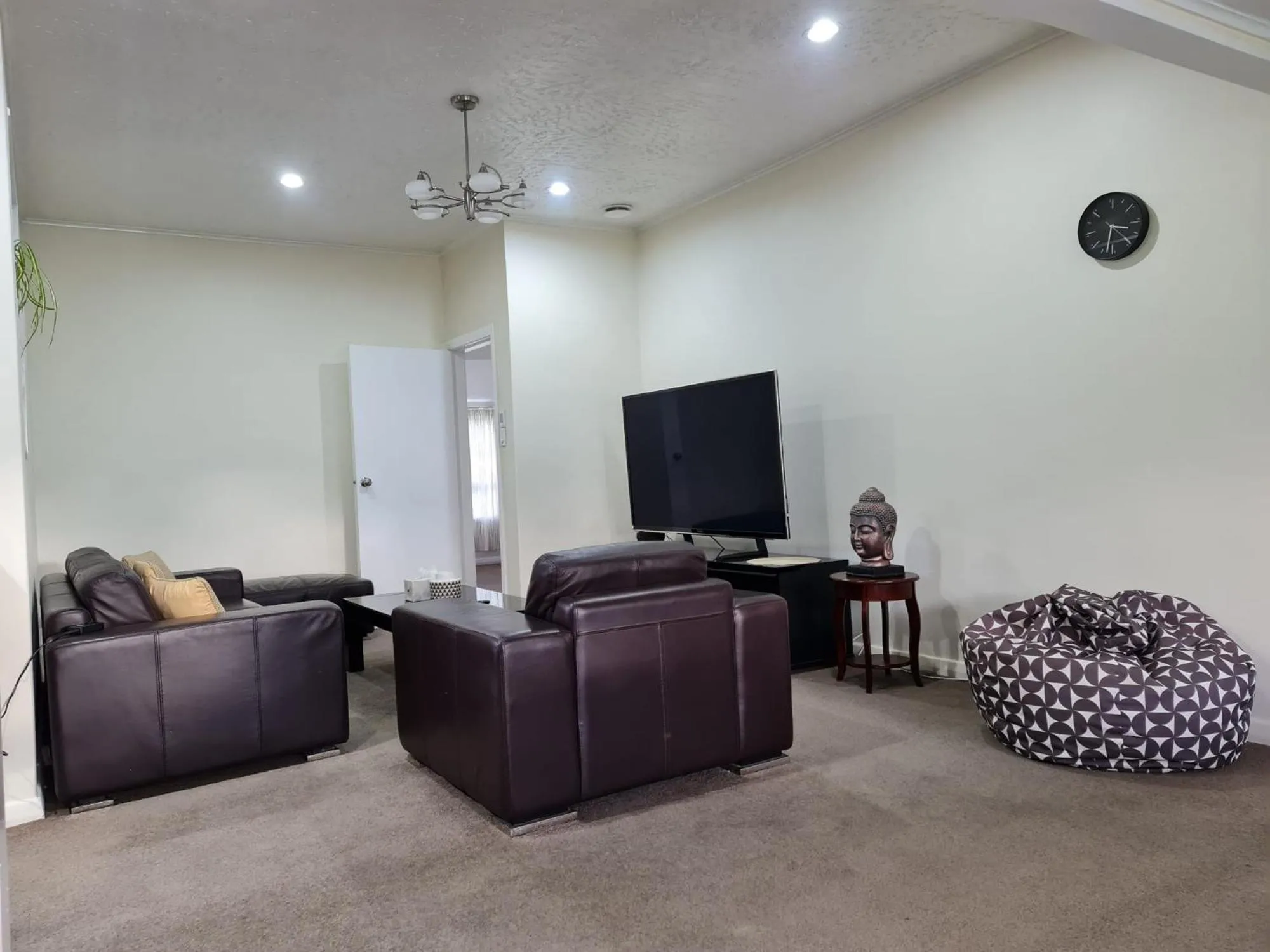 TV and multimedia in Hidden Gem and Entire Bungalow in Central hutt