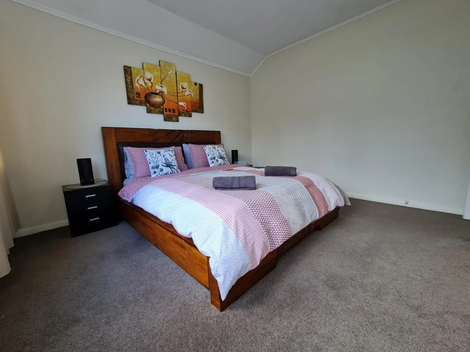 Bed in Hidden Gem and Entire Bungalow in Central hutt