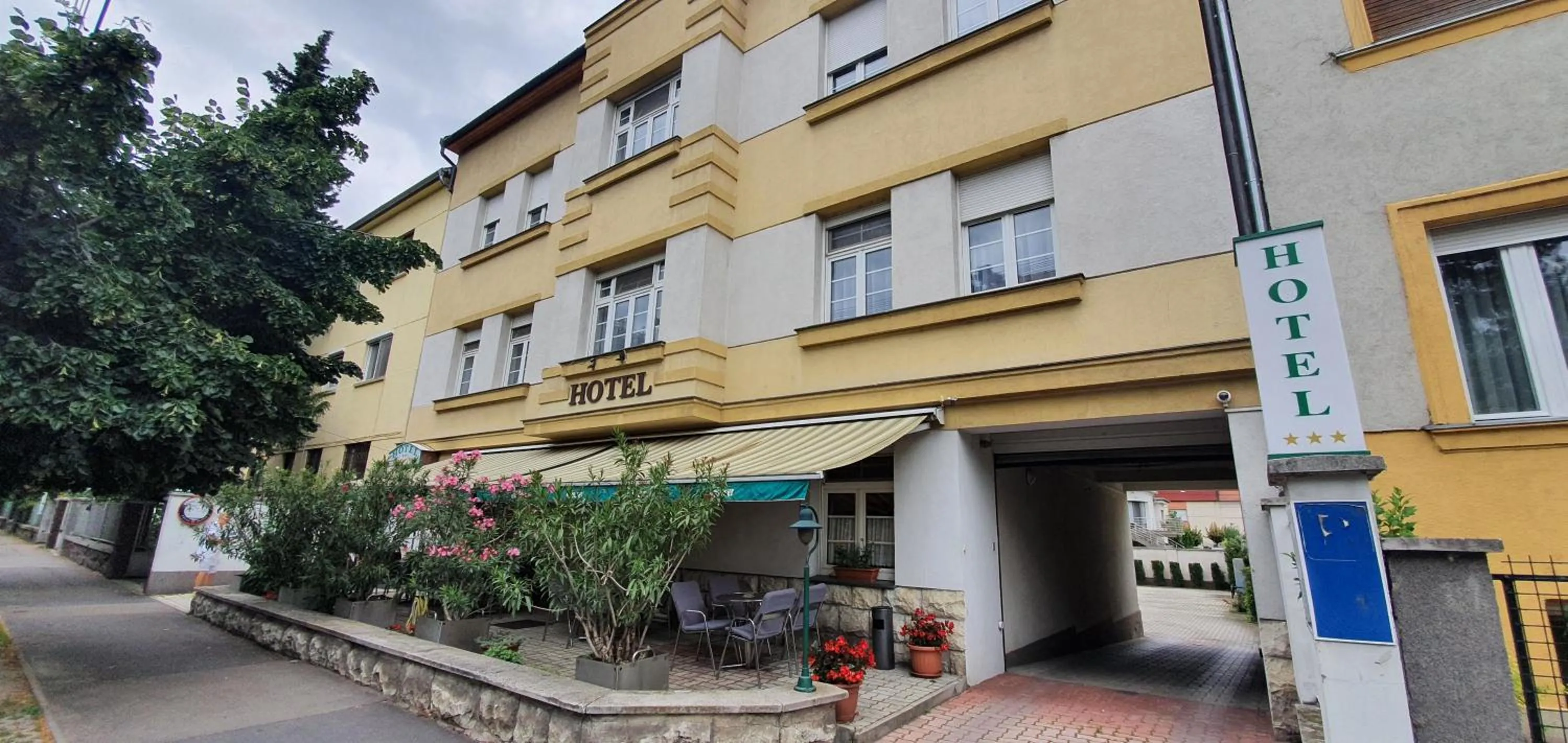 Facade/entrance in Hotel Baross