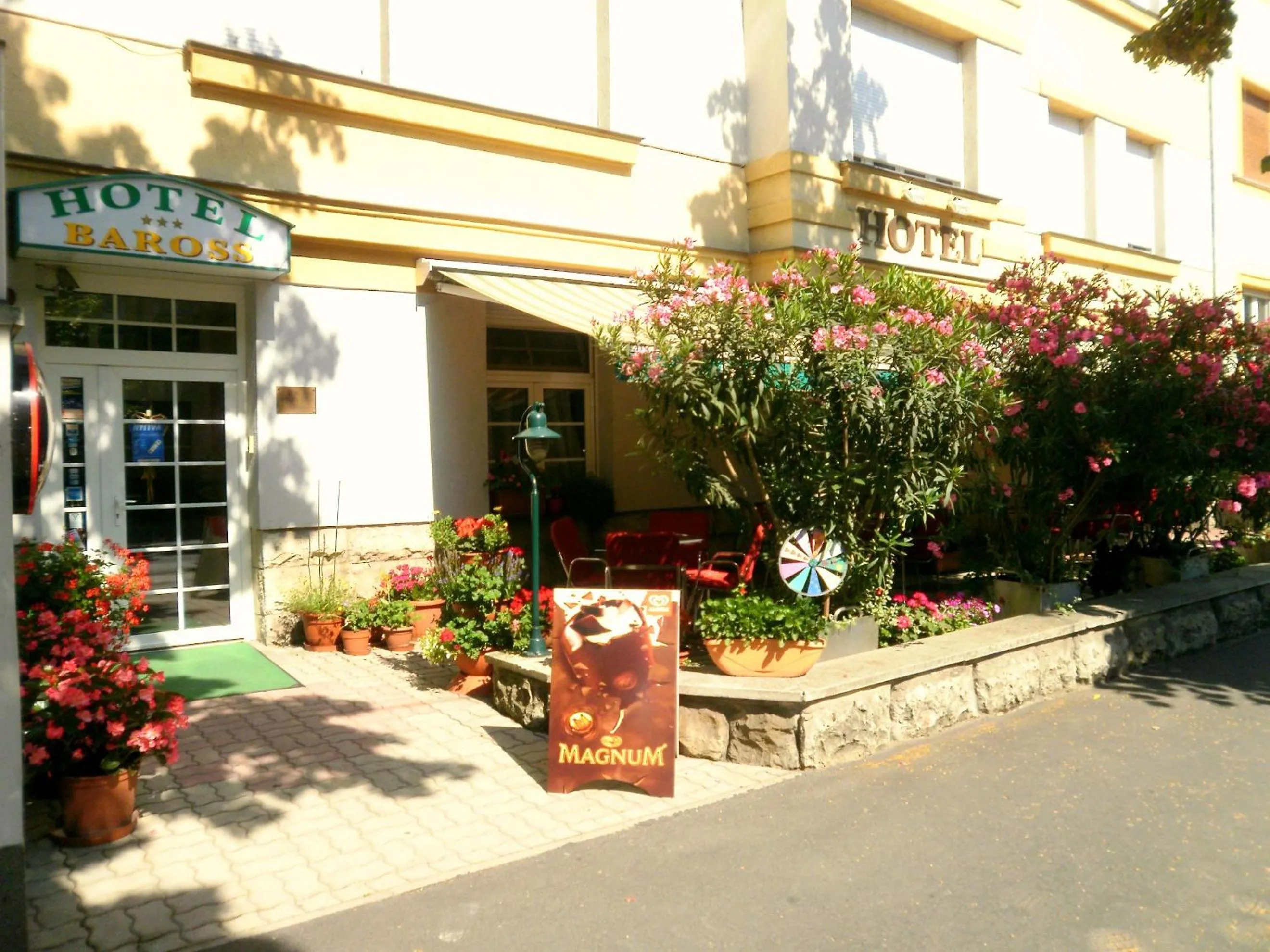 Facade/entrance in Hotel Baross