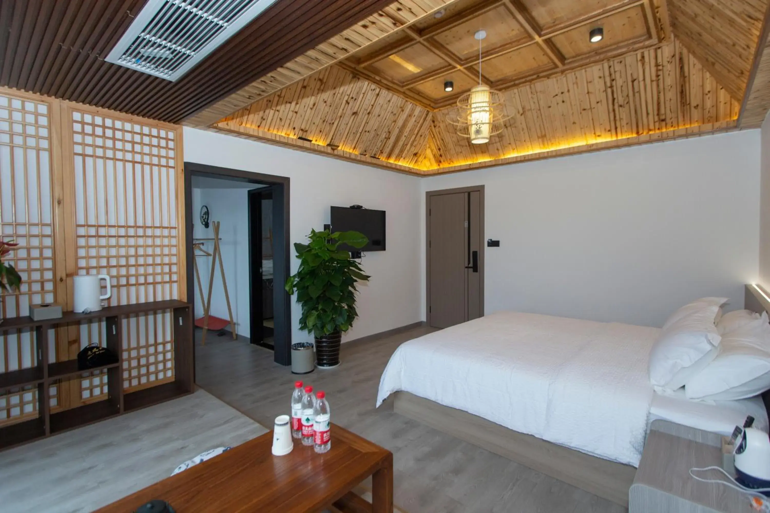 Suite with Mountain View in Heaven's Gate Home Stay --free pick up service--panoramic view of Tianmen Mountain Suite with Mountain View in Heaven's Gate Home Stay --free pick up service--panoramic view of Tianmen Mountain