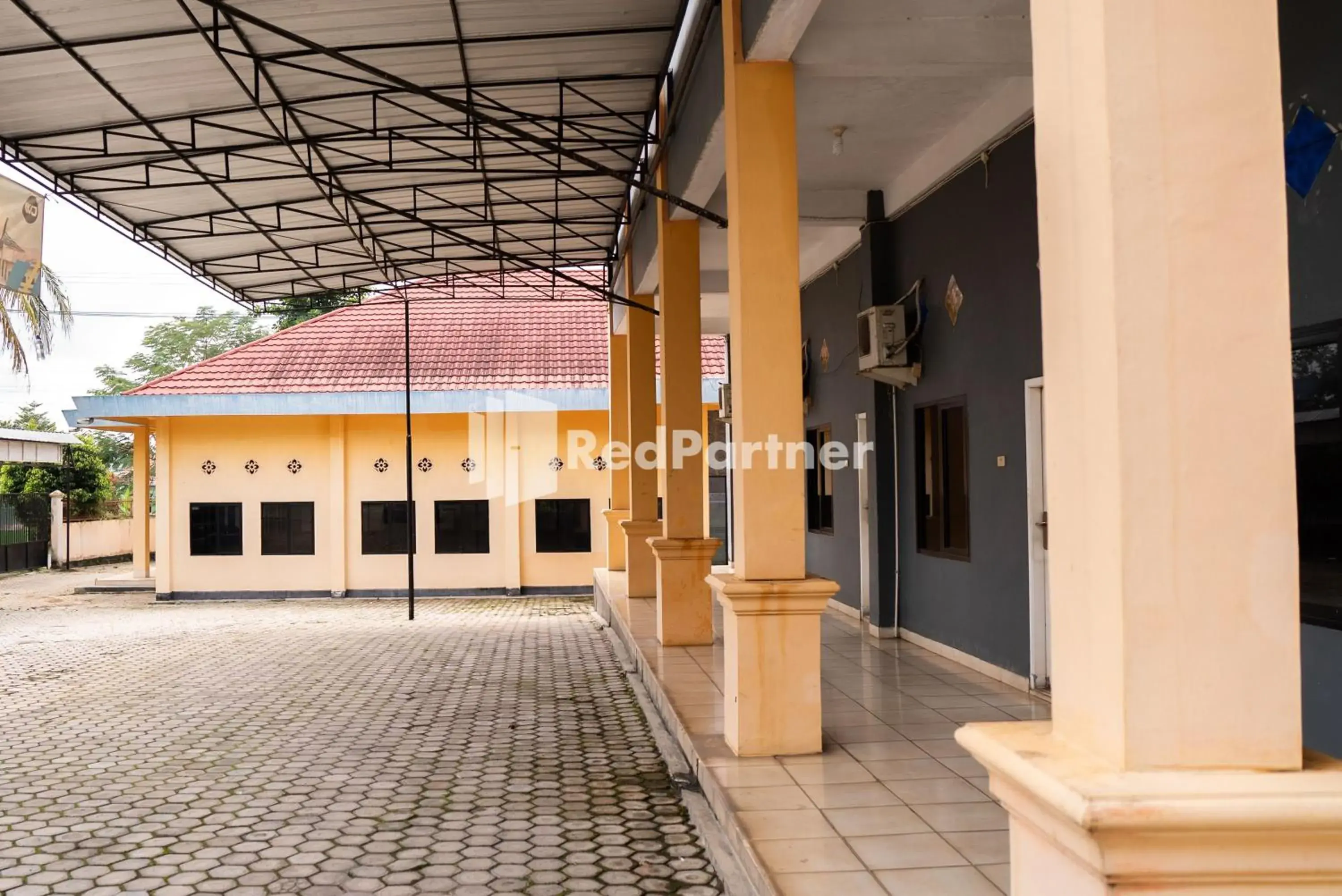 Facade/entrance in Wisma Citra Metro Mitra RedDoorz Facade/entrance in Wisma Citra Metro Mitra RedDoorz