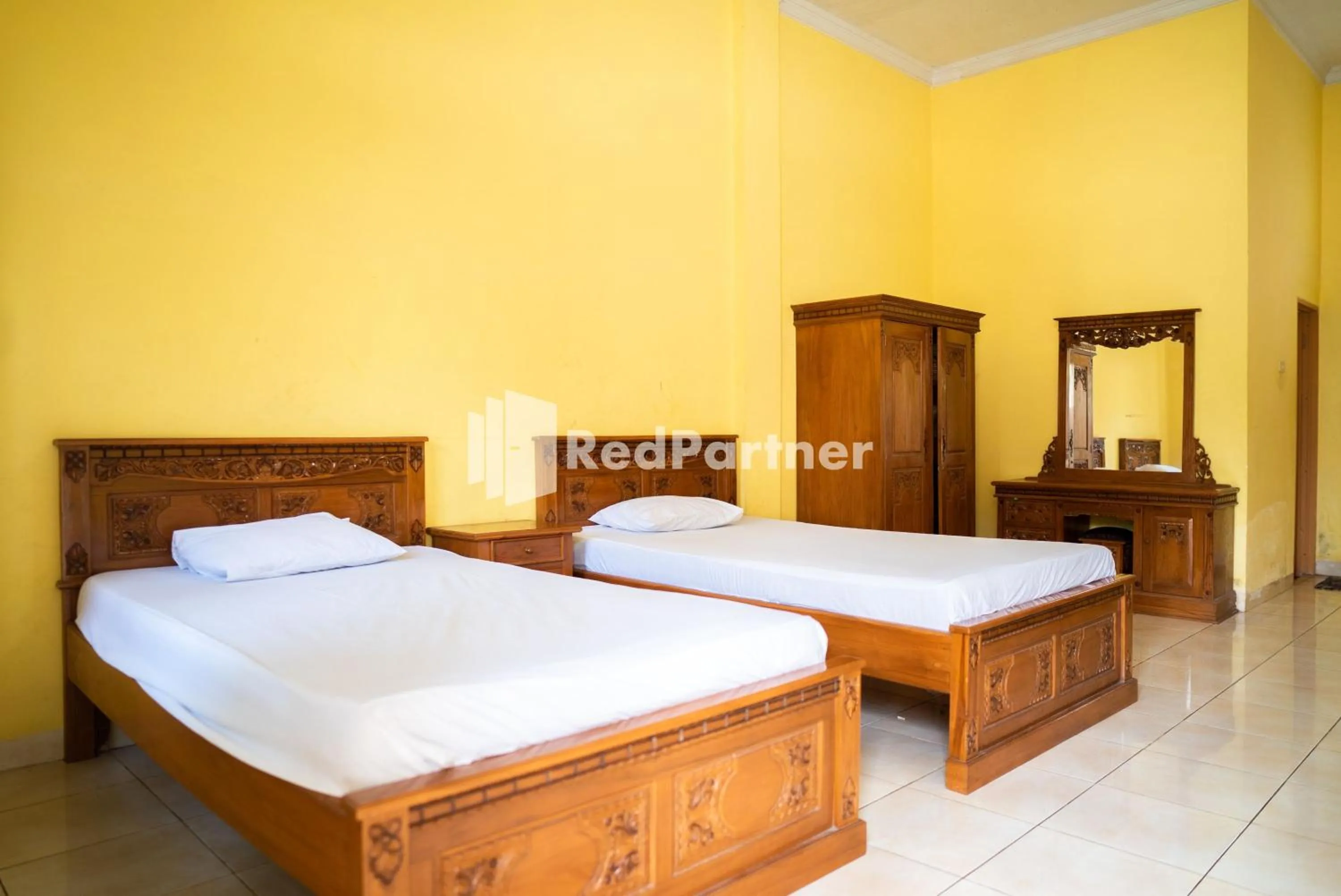 Photo of the whole room, Bed in Wisma Citra Metro Mitra RedDoorz